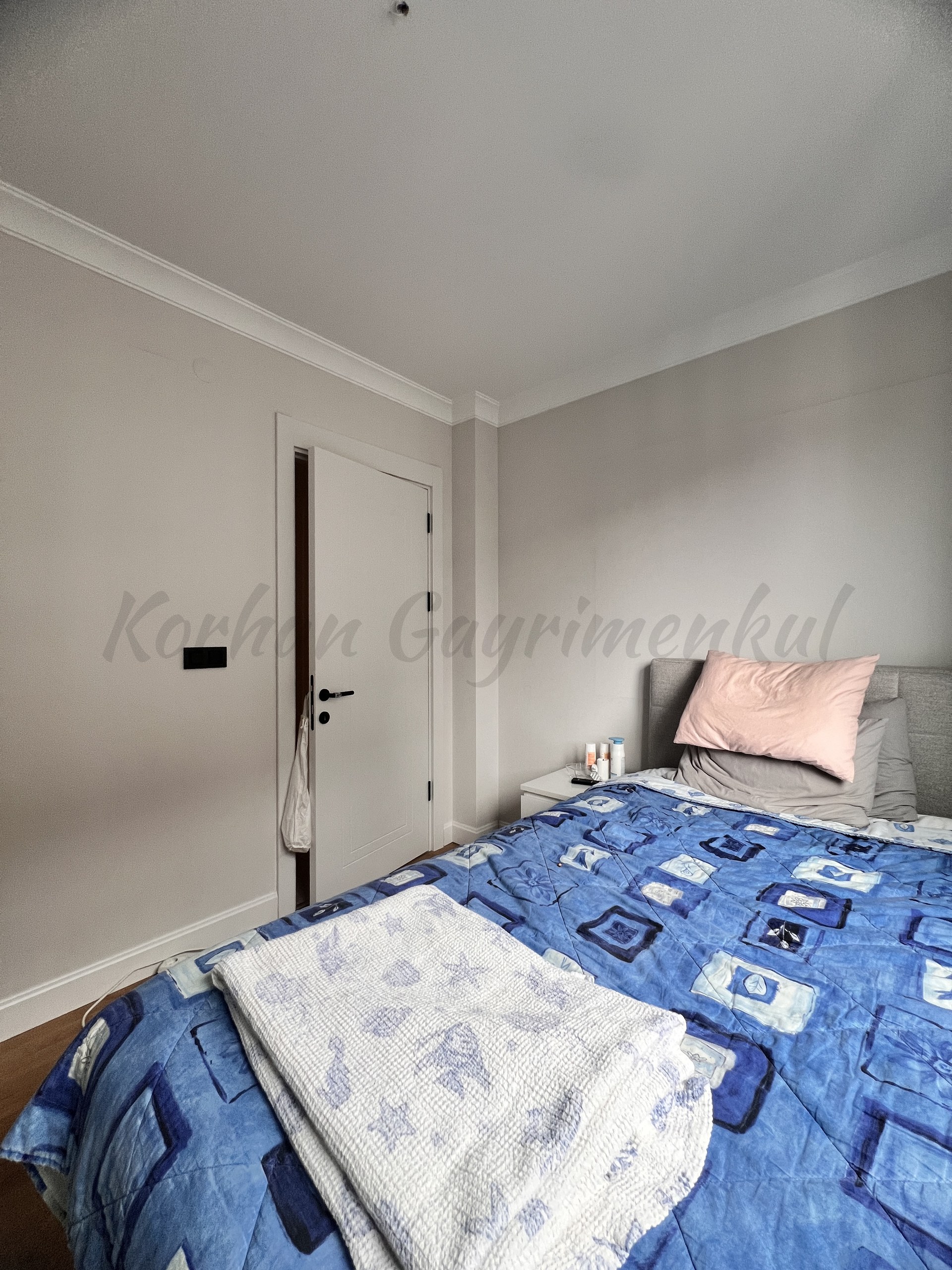 CADDEBOSTAN BAĞDAT CADDESİNE İLK PARALELDE 130M2 BRÜT 3+1 BALKONLU ENEVEYN BANYOLU (YERi HAZIR)