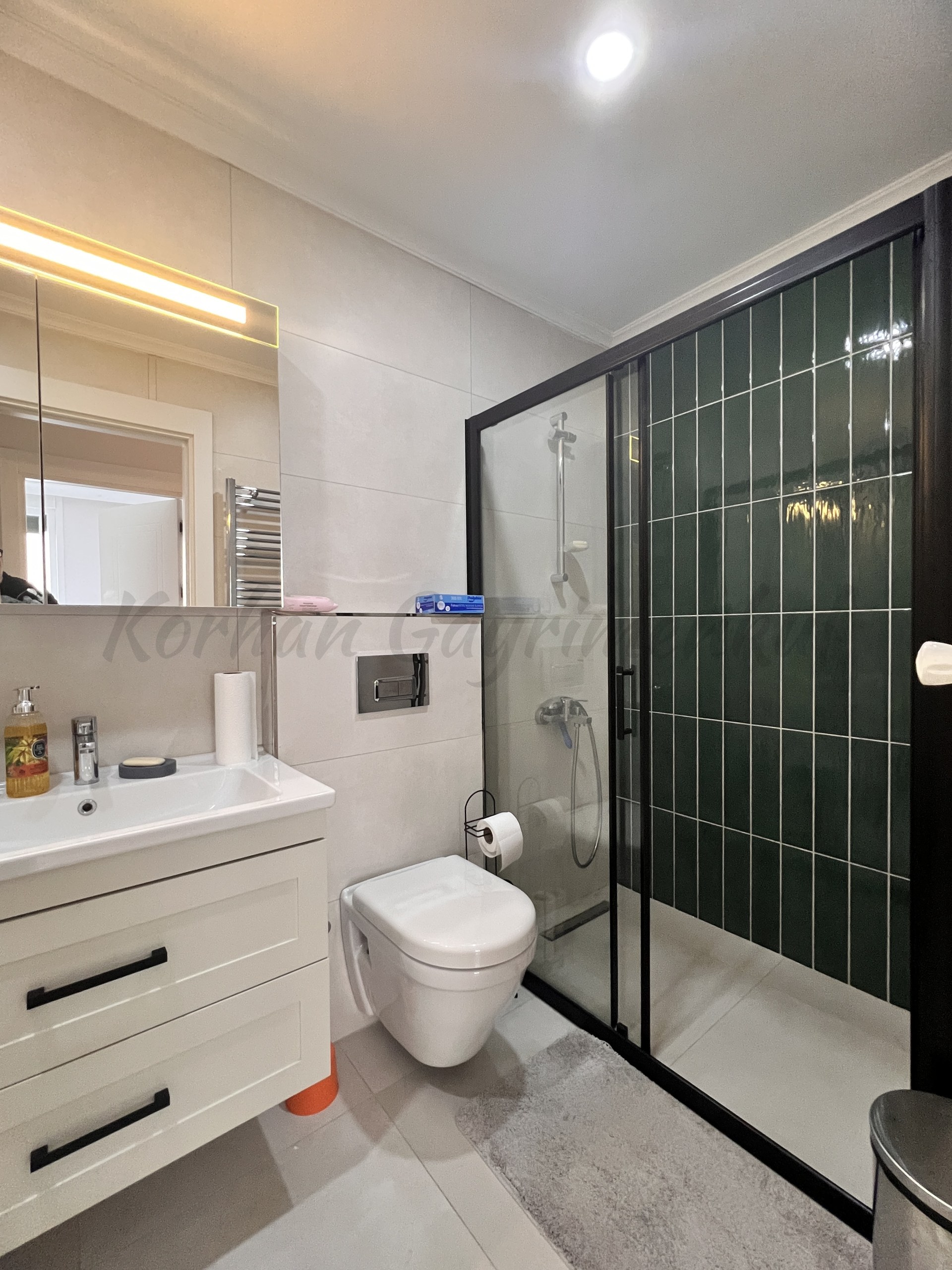 CADDEBOSTAN BAĞDAT CADDESİNE İLK PARALELDE 130M2 BRÜT 3+1 BALKONLU ENEVEYN BANYOLU (YERi HAZIR)
