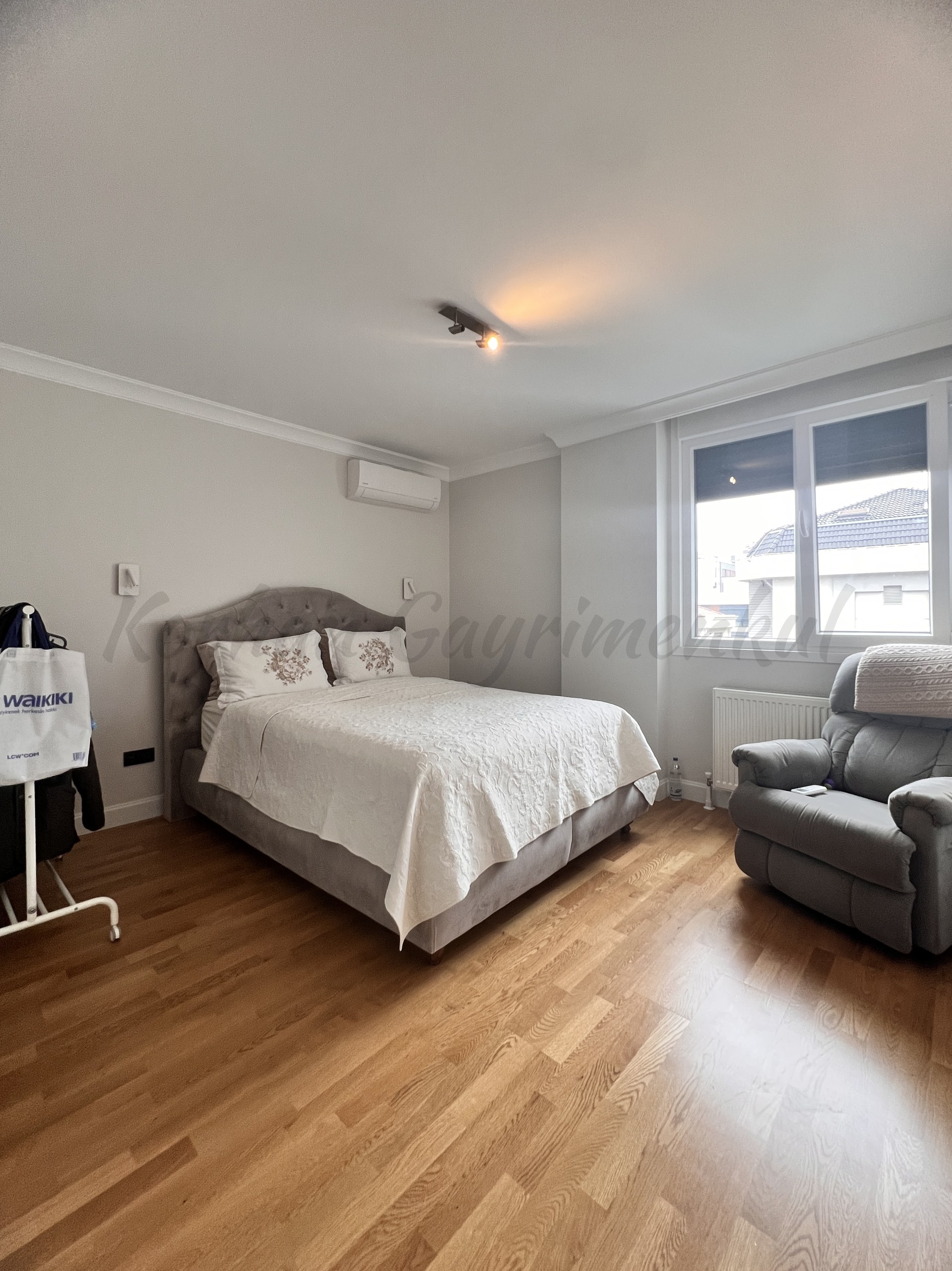 CADDEBOSTAN BAĞDAT CADDESİNE İLK PARALELDE 130M2 BRÜT 3+1 BALKONLU ENEVEYN BANYOLU (YERi HAZIR)