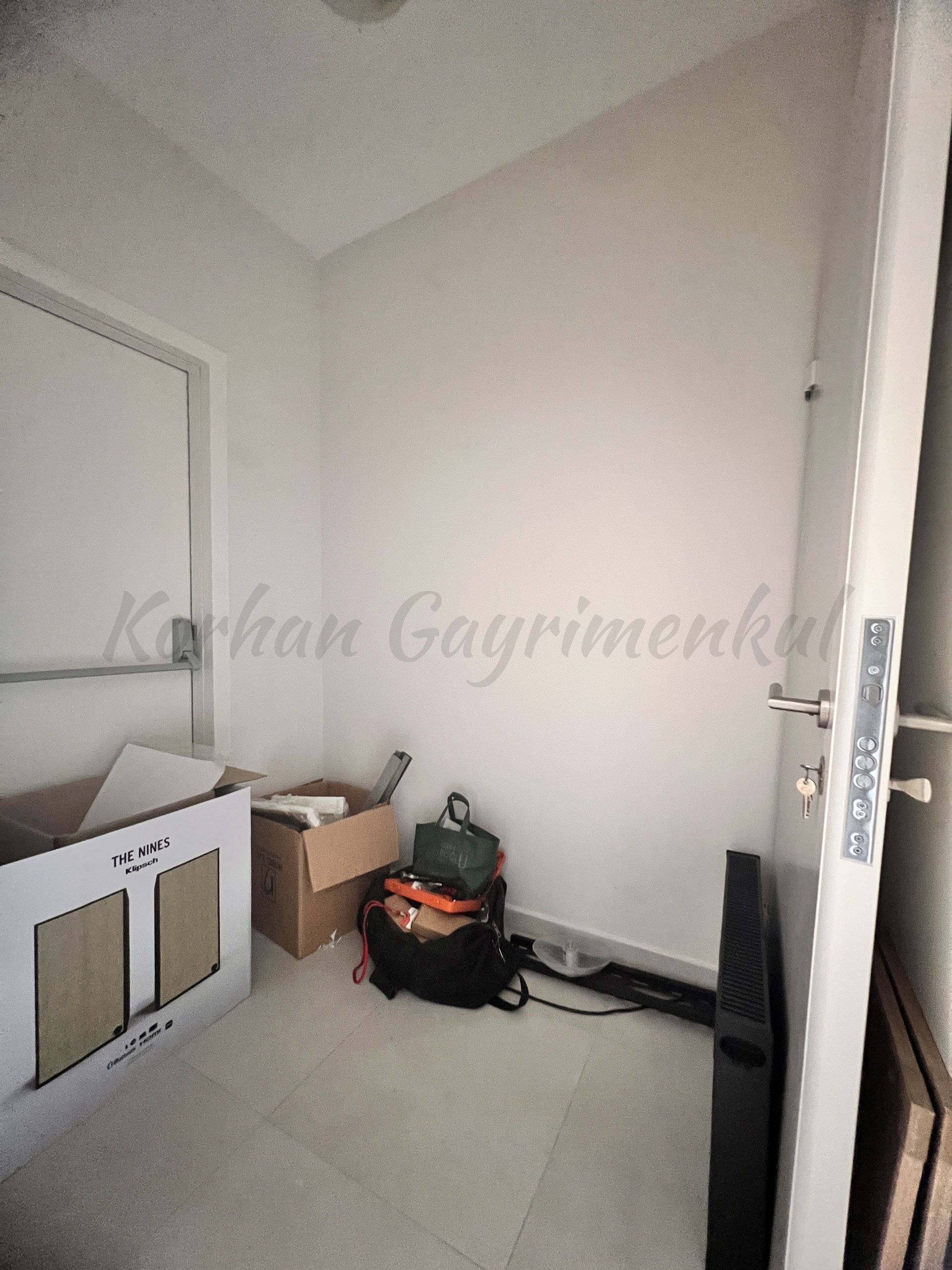 CADDEBOSTAN BAĞDAT CADDESİNE İLK PARALELDE 130M2 BRÜT 3+1 BALKONLU ENEVEYN BANYOLU (YERi HAZIR)