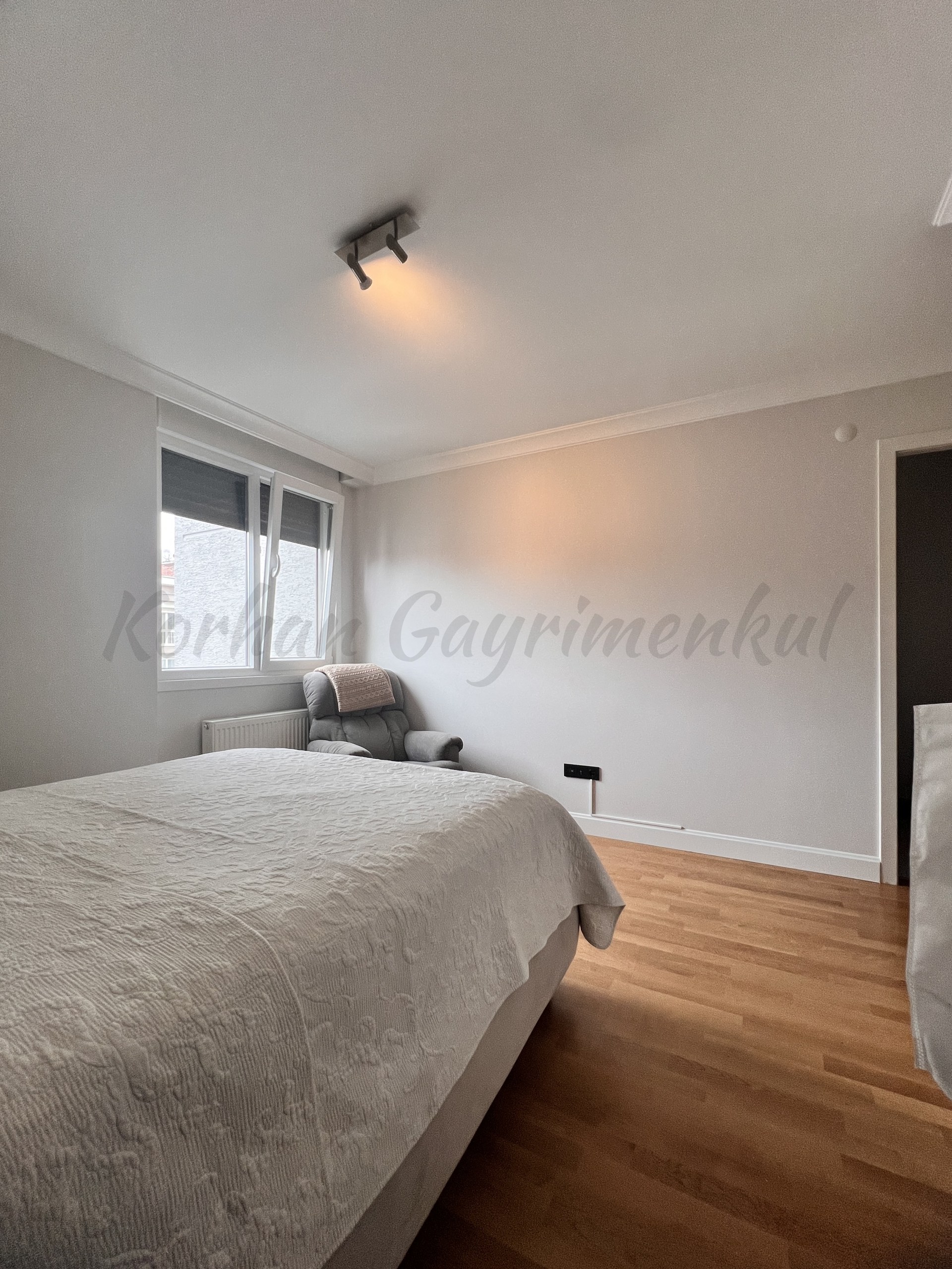 CADDEBOSTAN BAĞDAT CADDESİNE İLK PARALELDE 130M2 BRÜT 3+1 BALKONLU ENEVEYN BANYOLU (YERi HAZIR)