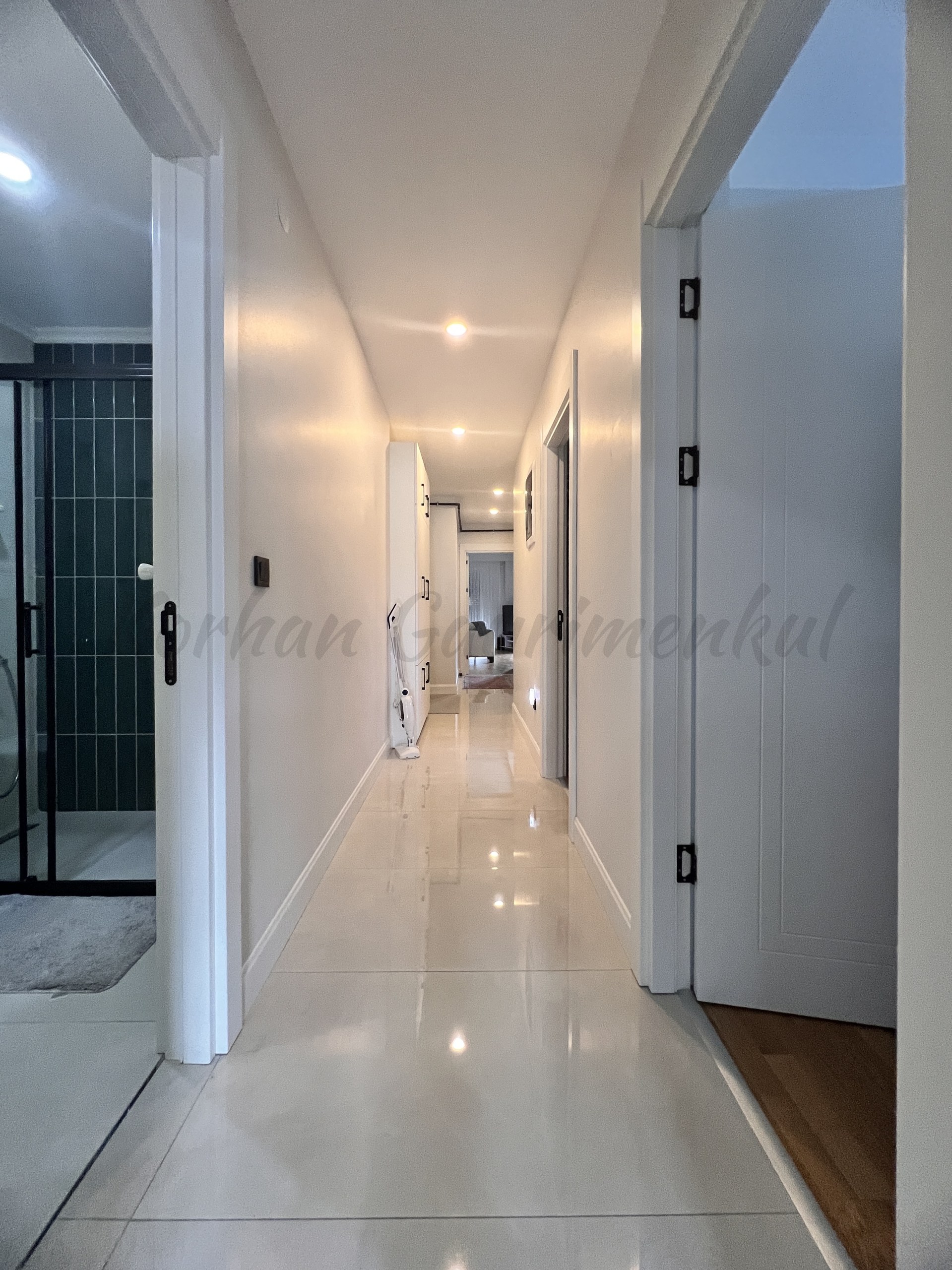 CADDEBOSTAN BAĞDAT CADDESİNE İLK PARALELDE 130M2 BRÜT 3+1 BALKONLU ENEVEYN BANYOLU (YERi HAZIR)