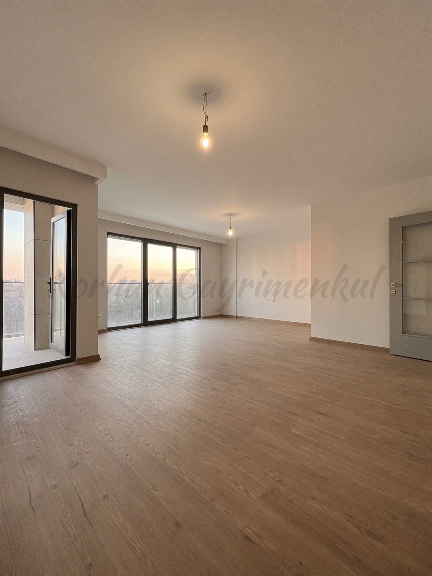 CADDEBOSTAN SAHİLDE BALKONLU 104M2 NET 3+1 SIFIR
