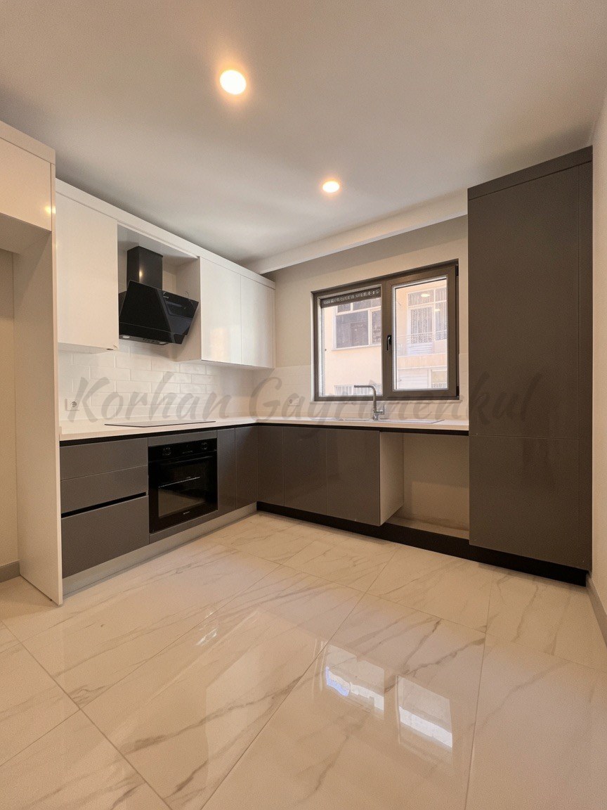 CADDEBOSTAN SAHİLDE BALKONLU 104M2 NET 3+1 SIFIR