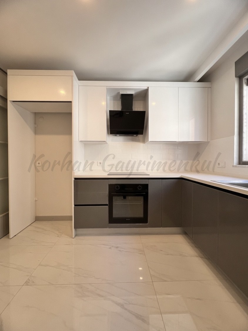 CADDEBOSTAN SAHİLDE BALKONLU 104M2 NET 3+1 SIFIR