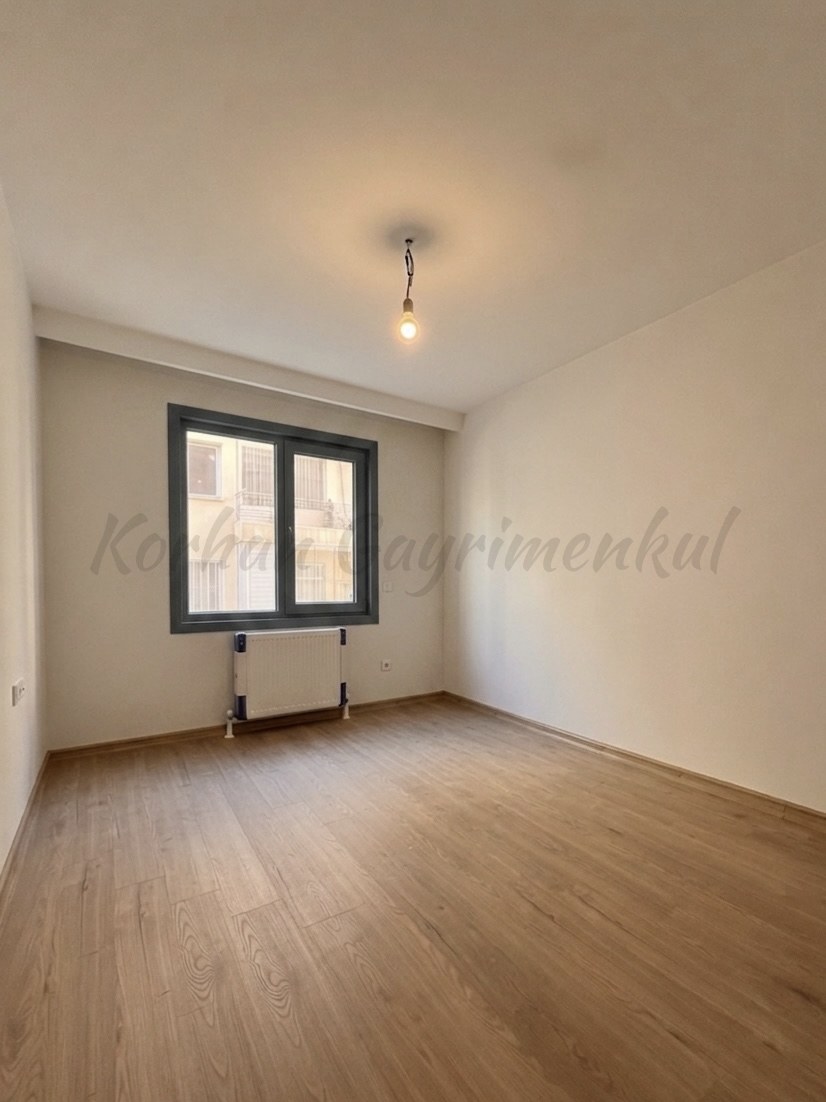 CADDEBOSTAN SAHİLDE BALKONLU 104M2 NET 3+1 SIFIR