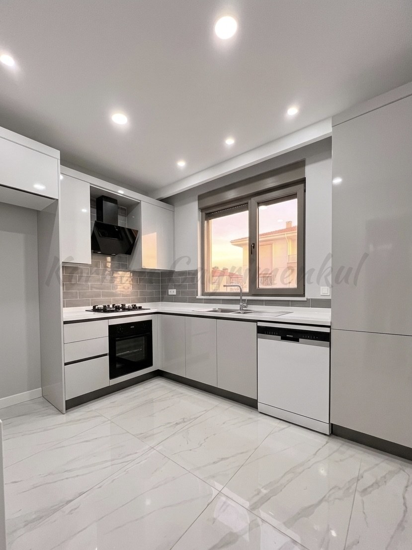 CADDEBOSTAN SAHİLDE EBEVEYN BANYOLU 86M2 NET 2+1 SIFIR