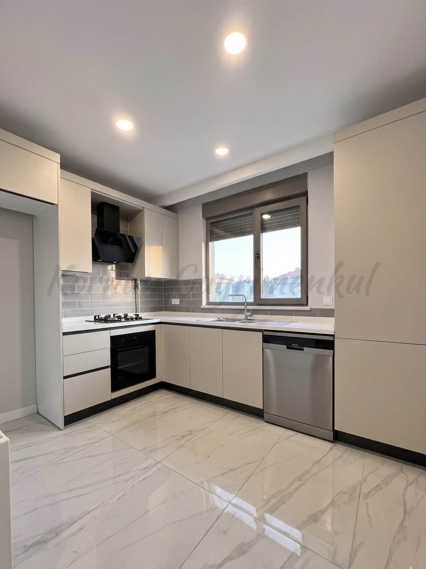 CADDEBOSTAN SAHİLDE EBEVEYN BANYOLU 86M2 NET 2+1 SIFIR