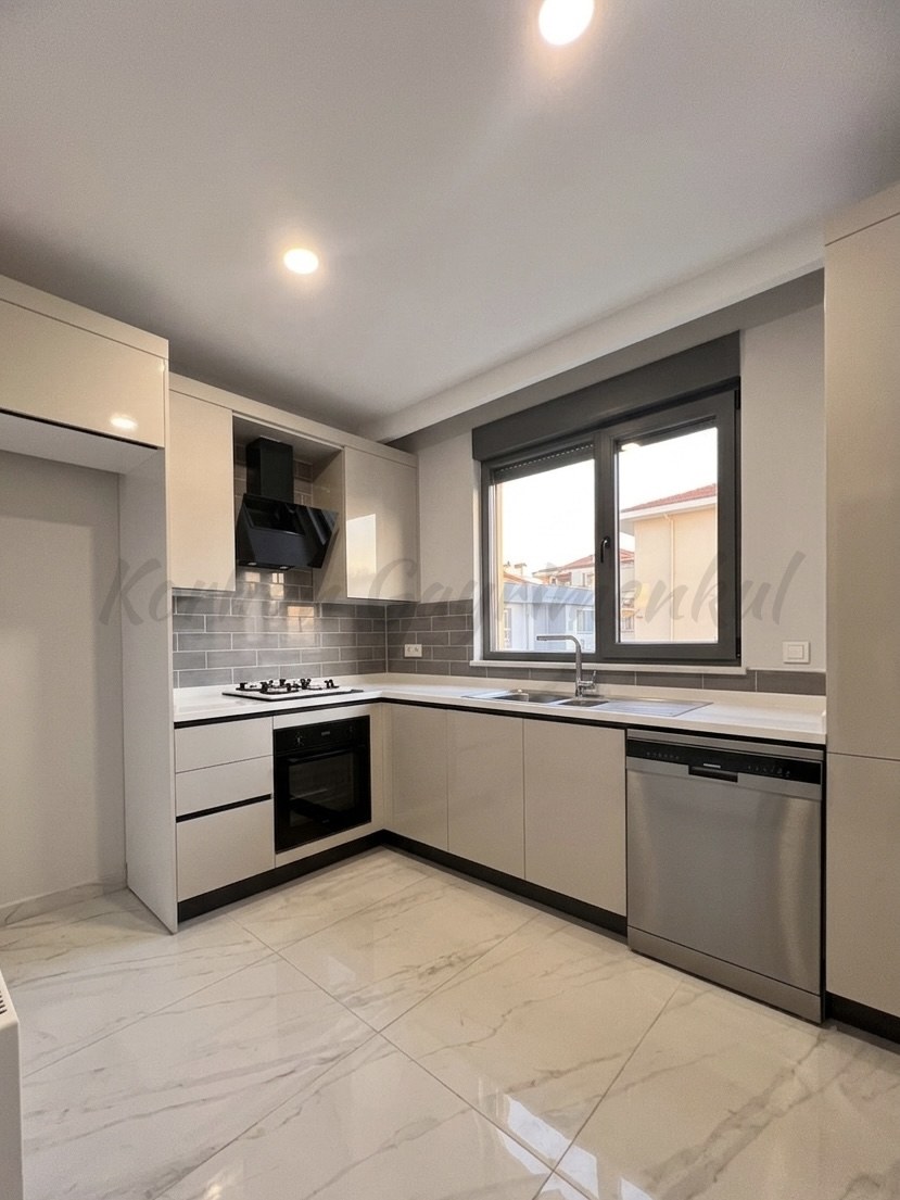 CADDEBOSTAN SAHİLDE EBEVEYN BANYOLU 86M2 NET 2+1 SIFIR