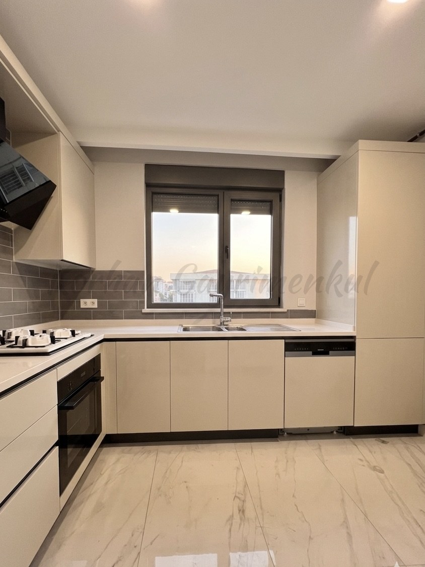 CADDEBOSTAN SAHİLDE EBEVEYN BANYOLU 86M2 NET 2+1 SIFIR