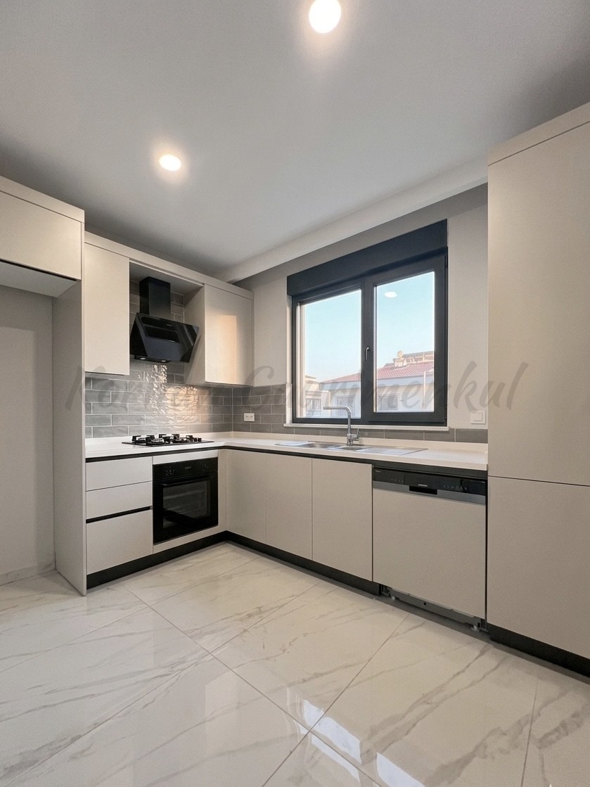 CADDEBOSTAN SAHİLDE EBEVEYN BANYOLU 86M2 NET 2+1 SIFIR
