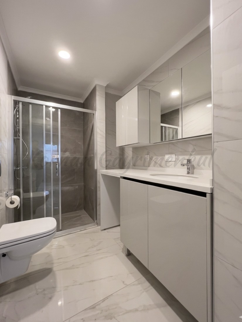 CADDEBOSTAN SAHİLDE EBEVEYN BANYOLU 86M2 NET 2+1 SIFIR
