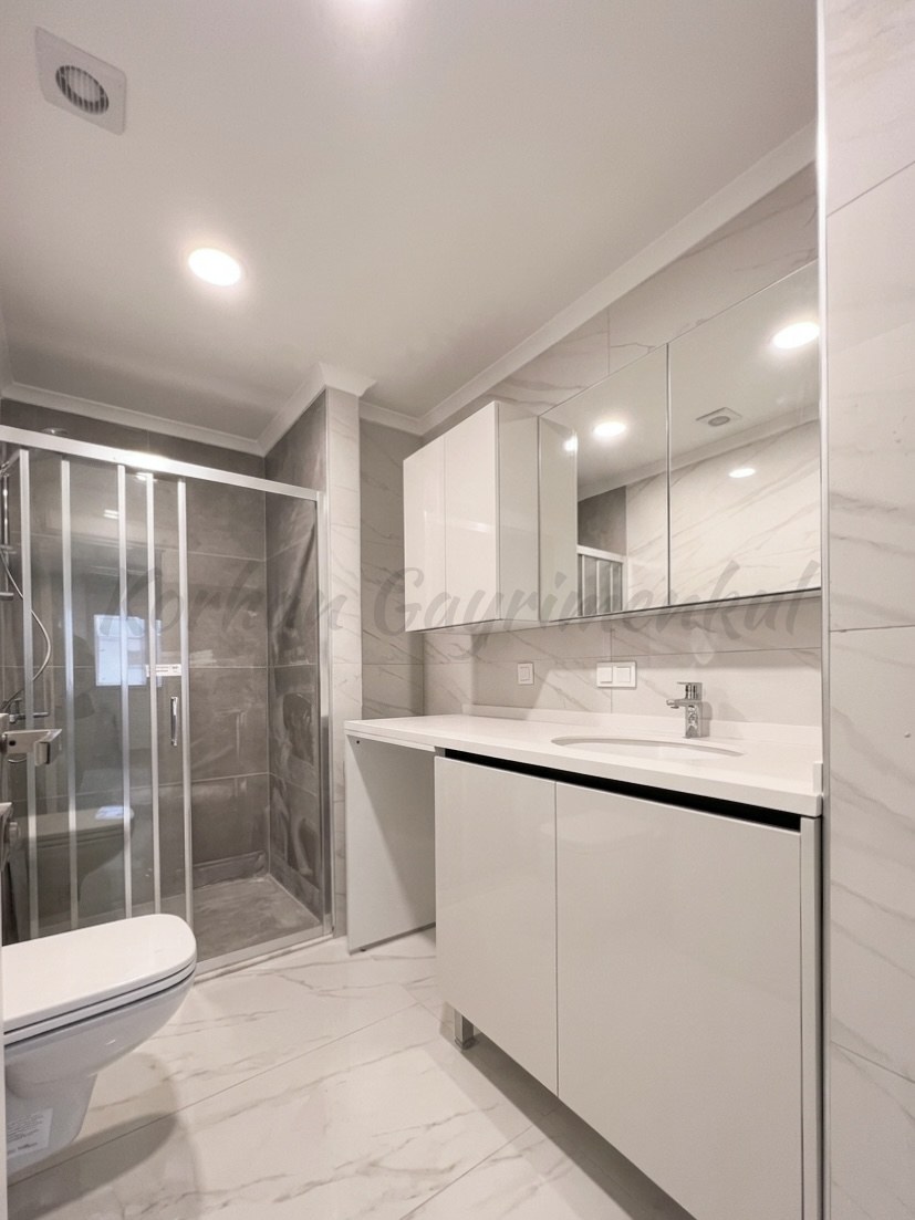 CADDEBOSTAN SAHİLDE EBEVEYN BANYOLU 86M2 NET 2+1 SIFIR