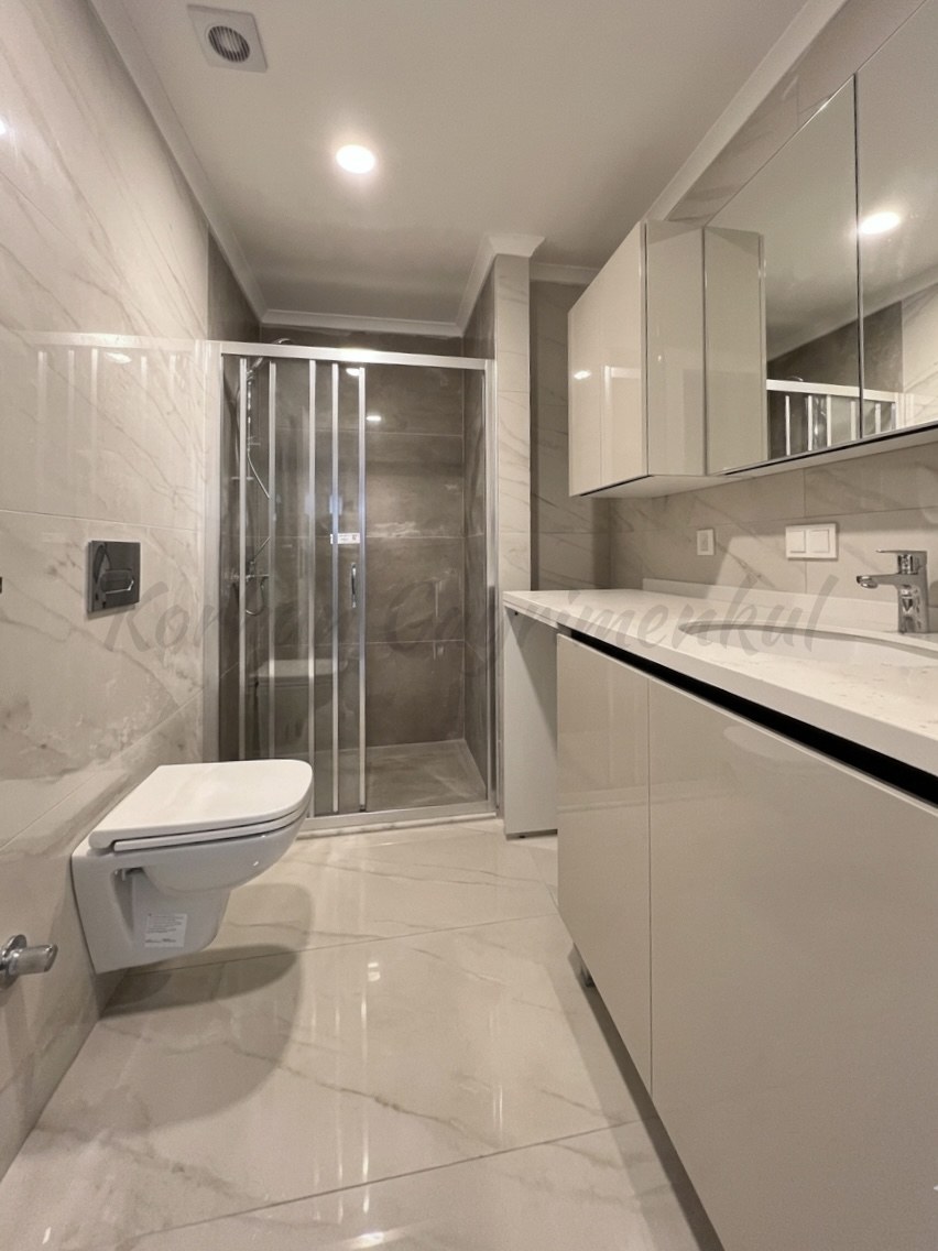 CADDEBOSTAN SAHİLDE EBEVEYN BANYOLU 86M2 NET 2+1 SIFIR