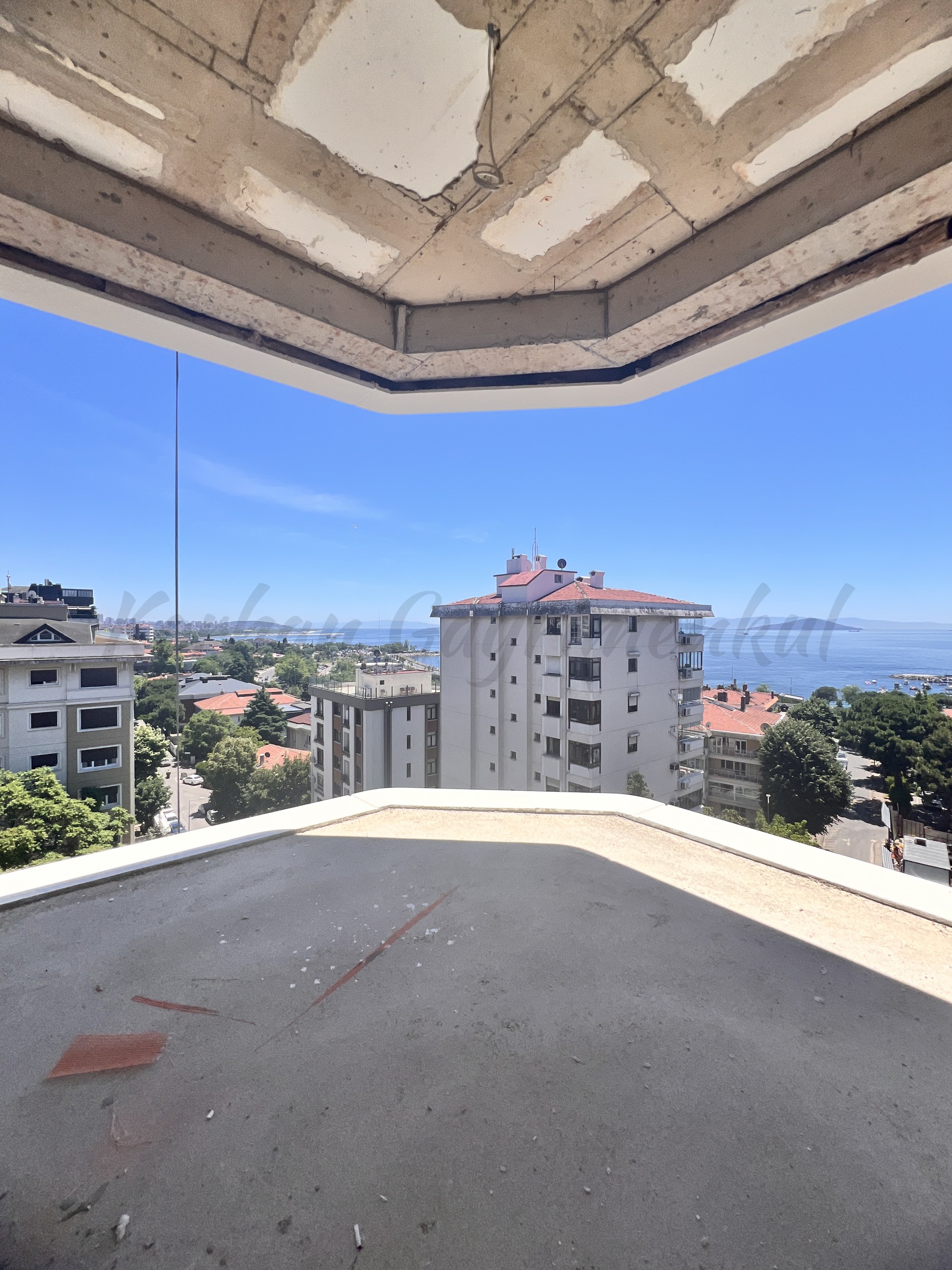 SUADİYE SAHİLDE DENİZ MANZARALI 138M2 NET 4+1 SIFIR