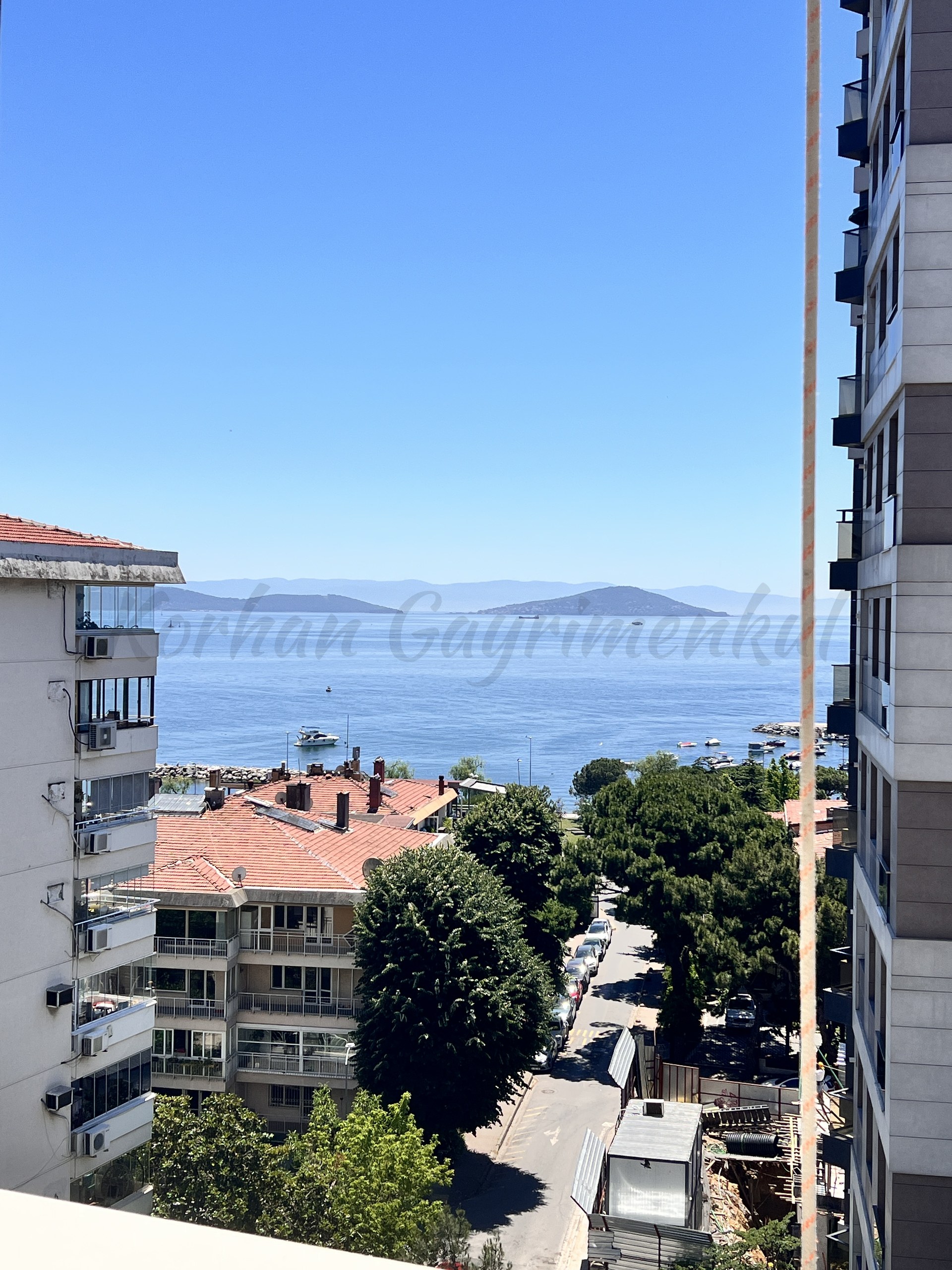 SUADİYE SAHİLDE DENİZ MANZARALI 138M2 NET 4+1 SIFIR