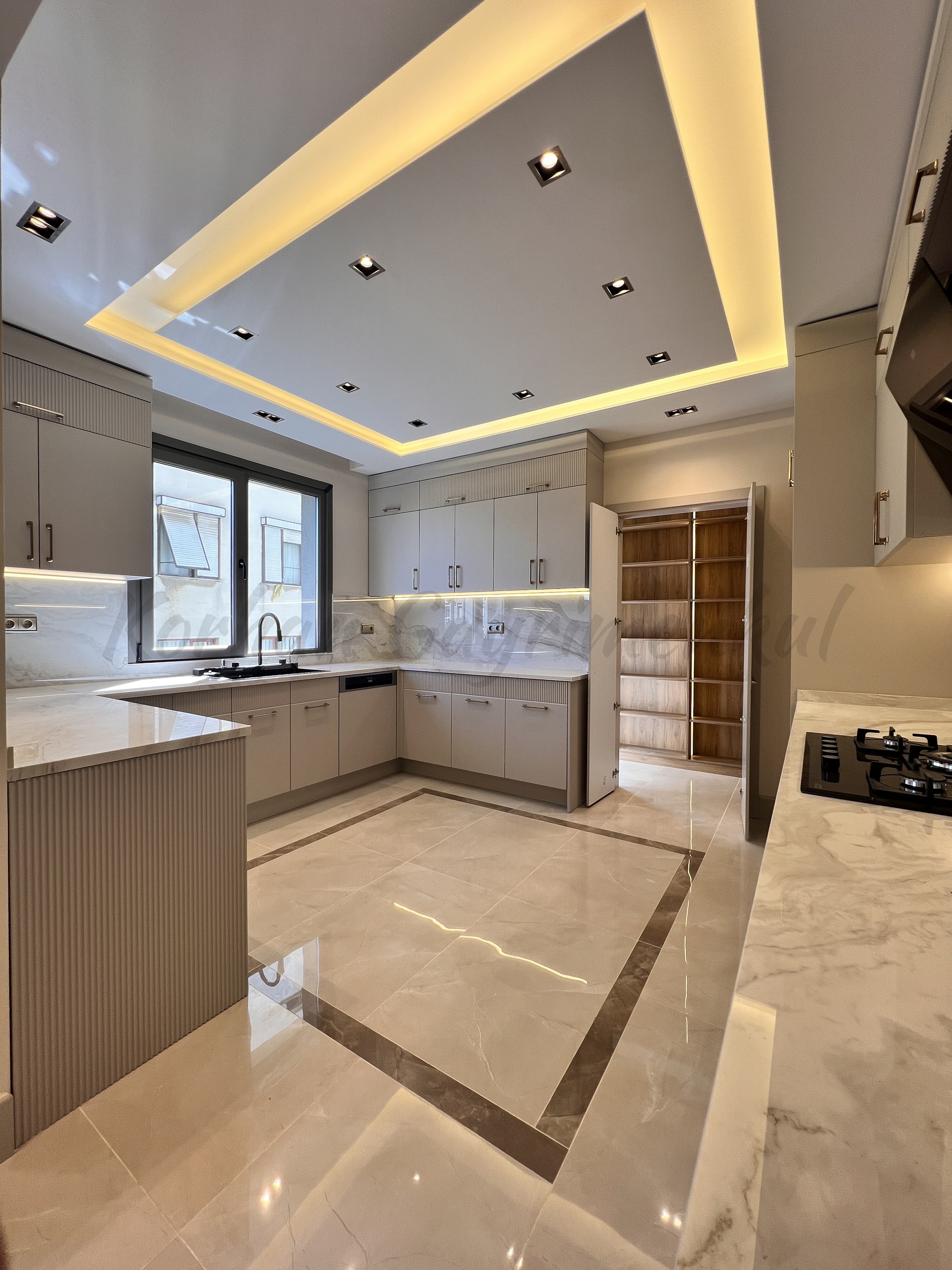 ÇIFTEHAVUZLAR BAĞDATA ÇOK YAKIN MÜTHİŞ DAİRE 210m2 BRÜT 180m2 NET 4+1 KATTA TEK
