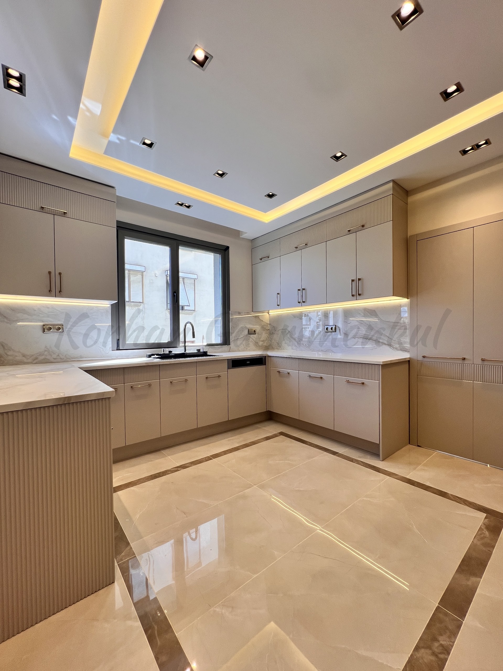 ÇIFTEHAVUZLAR BAĞDATA ÇOK YAKIN MÜTHİŞ DAİRE 210m2 BRÜT 180m2 NET 4+1 KATTA TEK