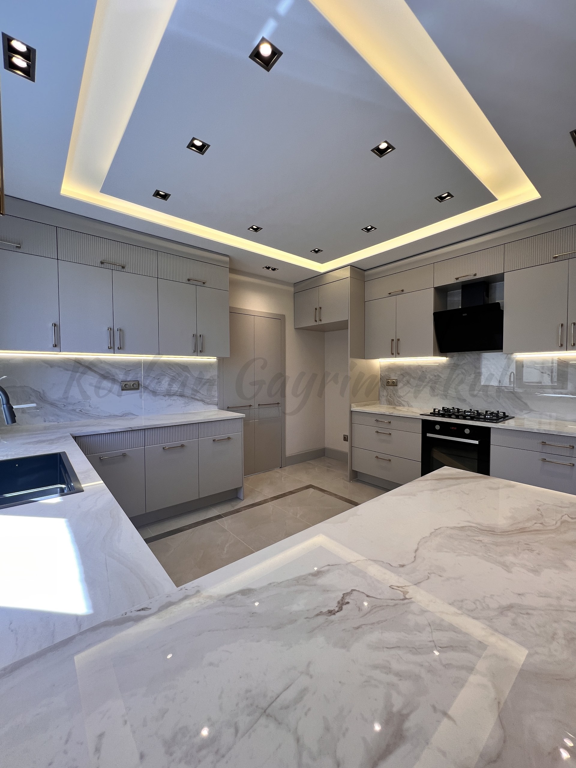 ÇIFTEHAVUZLAR BAĞDATA ÇOK YAKIN MÜTHİŞ DAİRE 210m2 BRÜT 180m2 NET 4+1 KATTA TEK