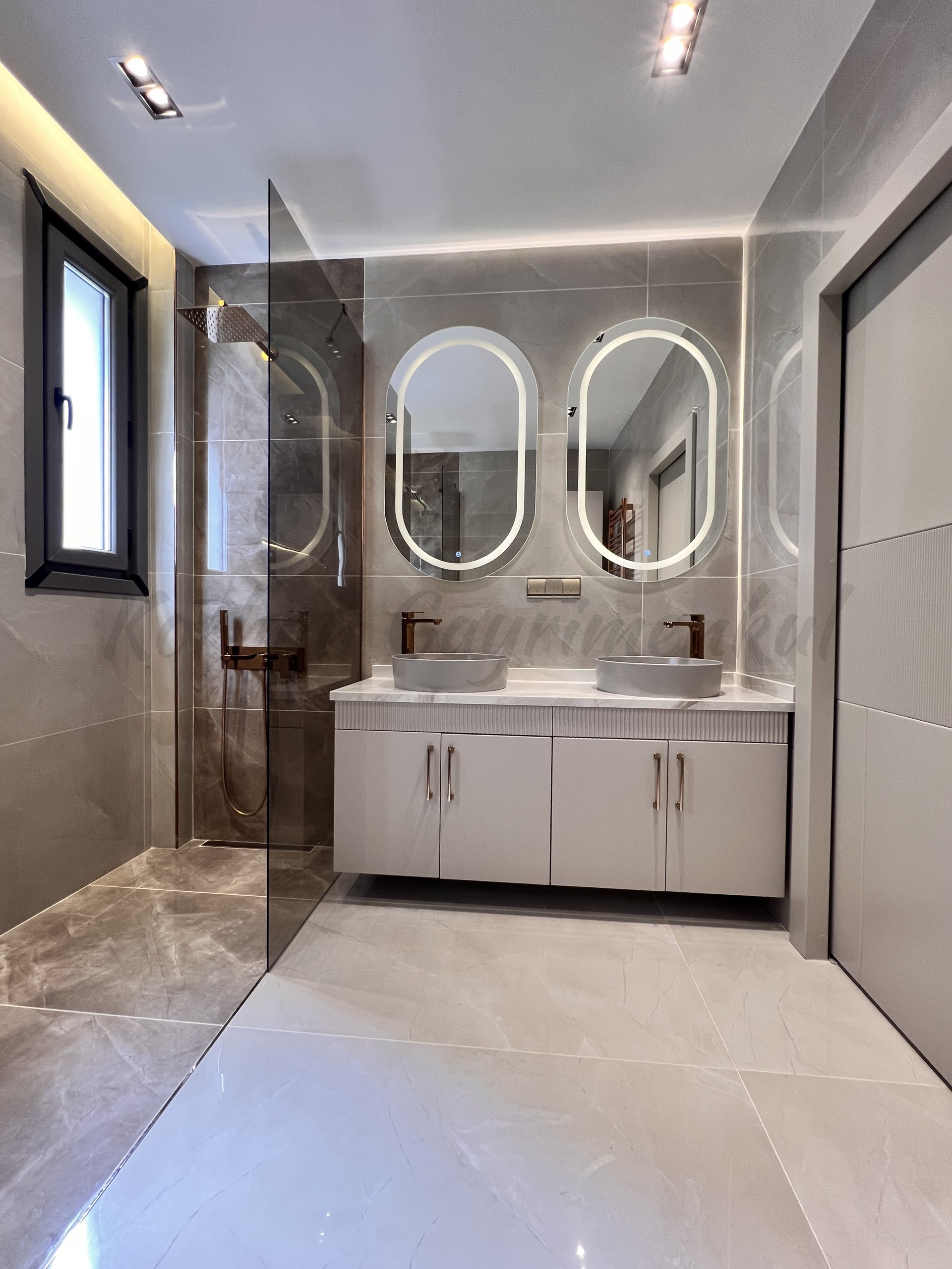 ÇIFTEHAVUZLAR BAĞDATA ÇOK YAKIN MÜTHİŞ DAİRE 210m2 BRÜT 180m2 NET 4+1 KATTA TEK