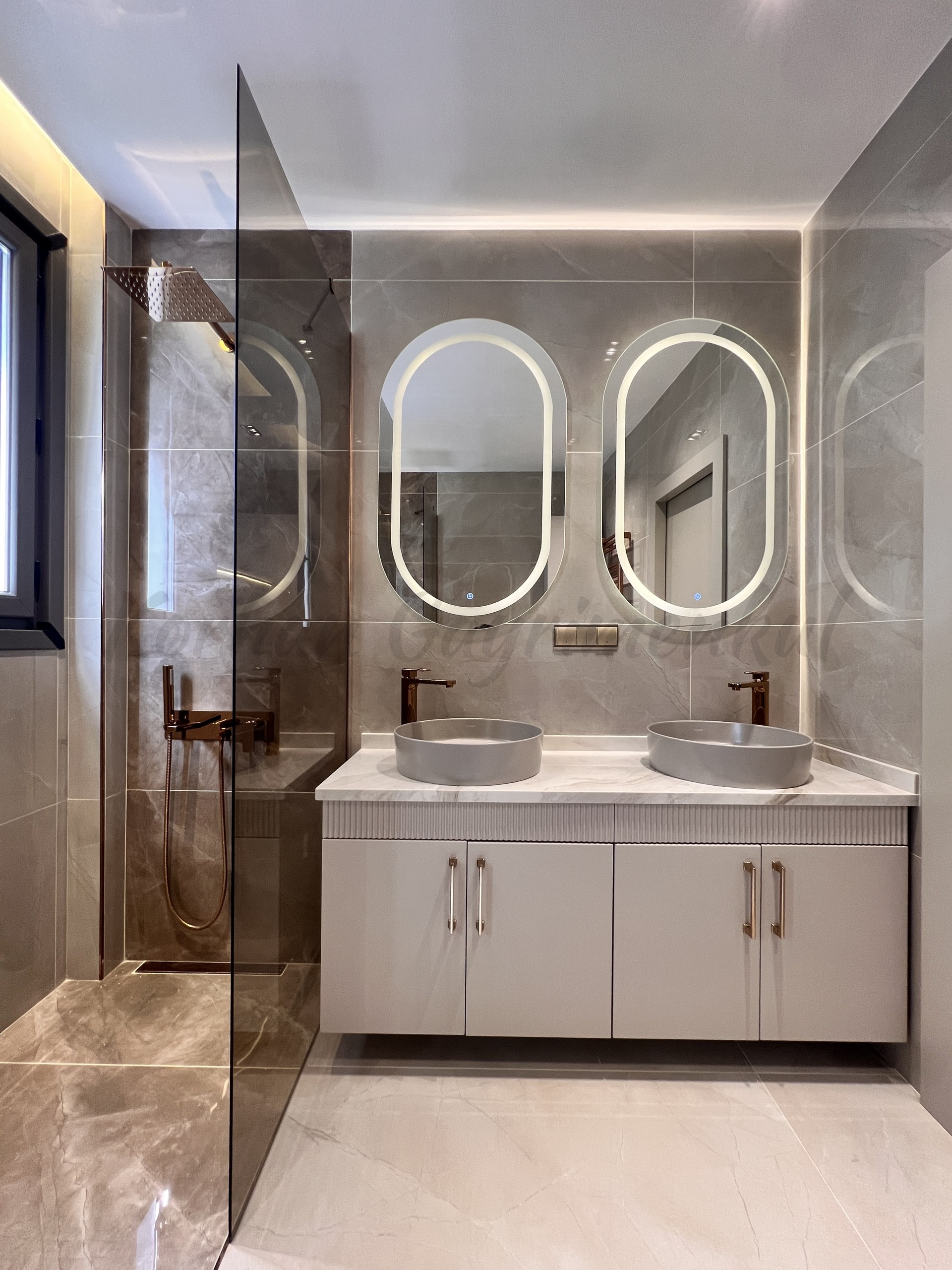 ÇIFTEHAVUZLAR BAĞDATA ÇOK YAKIN MÜTHİŞ DAİRE 210m2 BRÜT 180m2 NET 4+1 KATTA TEK