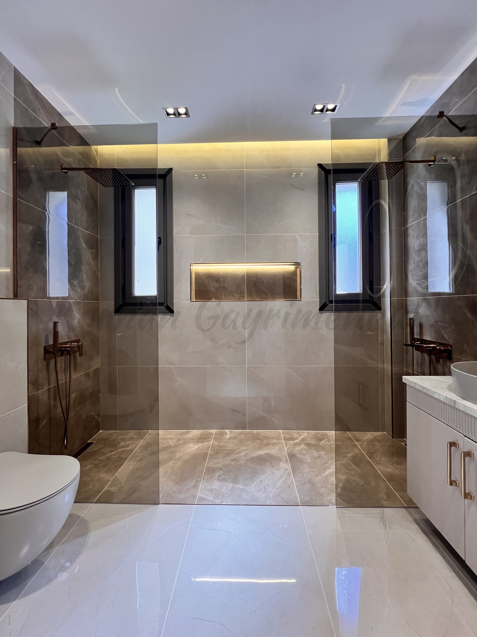 ÇIFTEHAVUZLAR BAĞDATA ÇOK YAKIN MÜTHİŞ DAİRE 210m2 BRÜT 180m2 NET 4+1 KATTA TEK