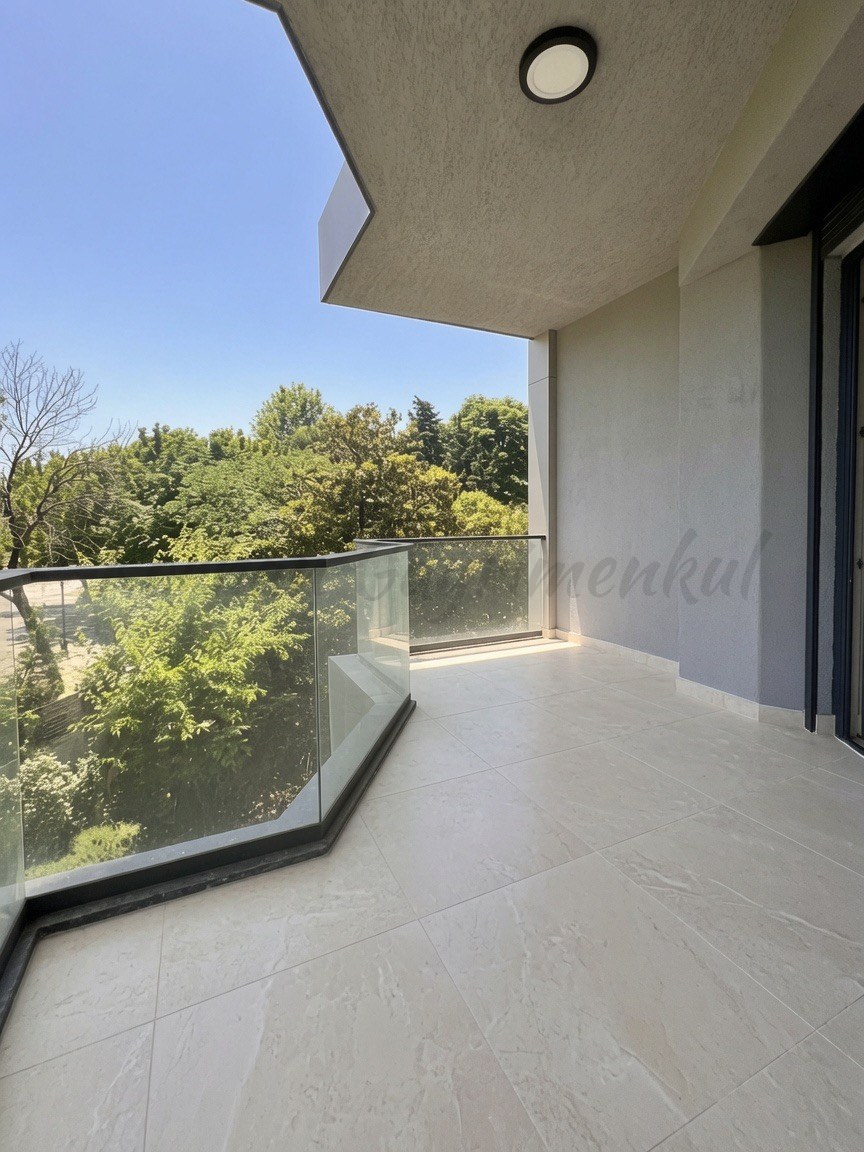 YALI PARSELİNDE SIFIR 7/24 GÜVENLİKLİ 240m2 4+1 GENİŞ BALKONLU YEŞİLLİKLER İÇİNDE