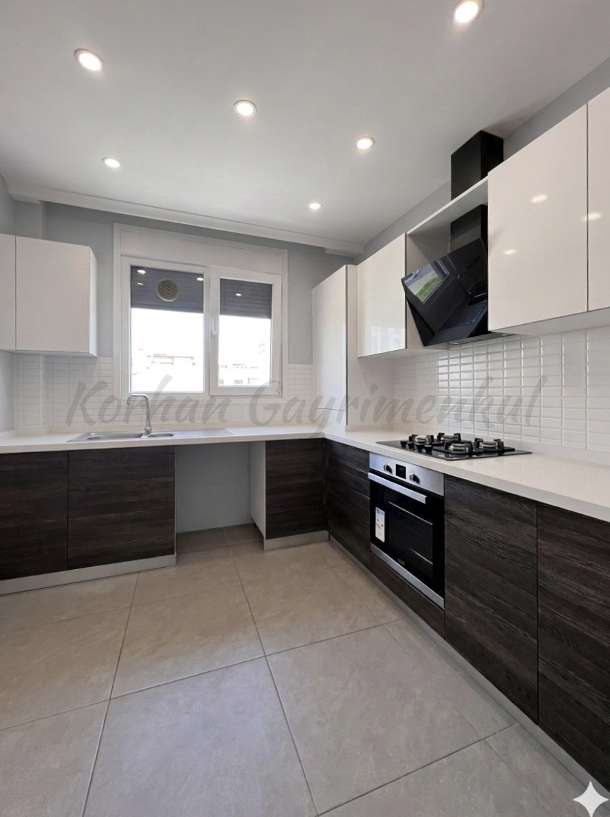 CADDEBOSTAN ÖMERPAŞA'DA BALKONLU ÖN KÖŞE 90M2 NET 3+1
