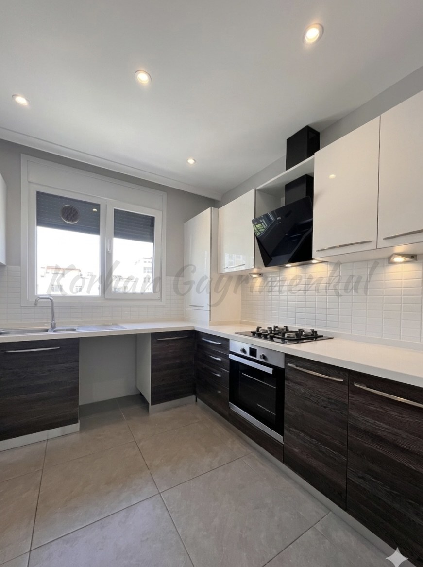 CADDEBOSTAN ÖMERPAŞA'DA BALKONLU ÖN KÖŞE 90M2 NET 3+1