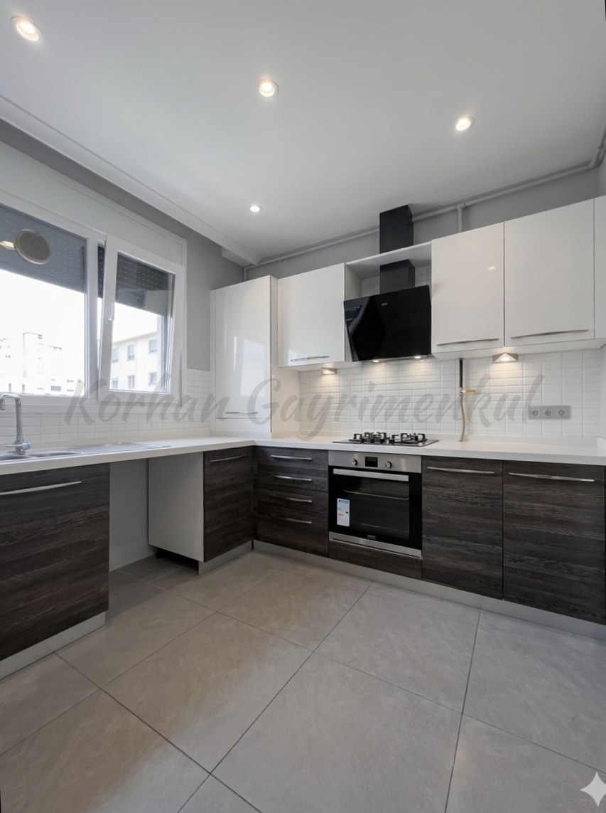 CADDEBOSTAN ÖMERPAŞA'DA BALKONLU ÖN KÖŞE 90M2 NET 3+1
