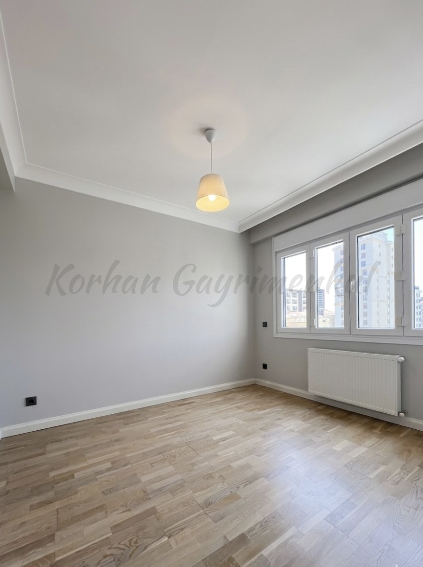 CADDEBOSTAN ÖMERPAŞA'DA BALKONLU ÖN KÖŞE 90M2 NET 3+1