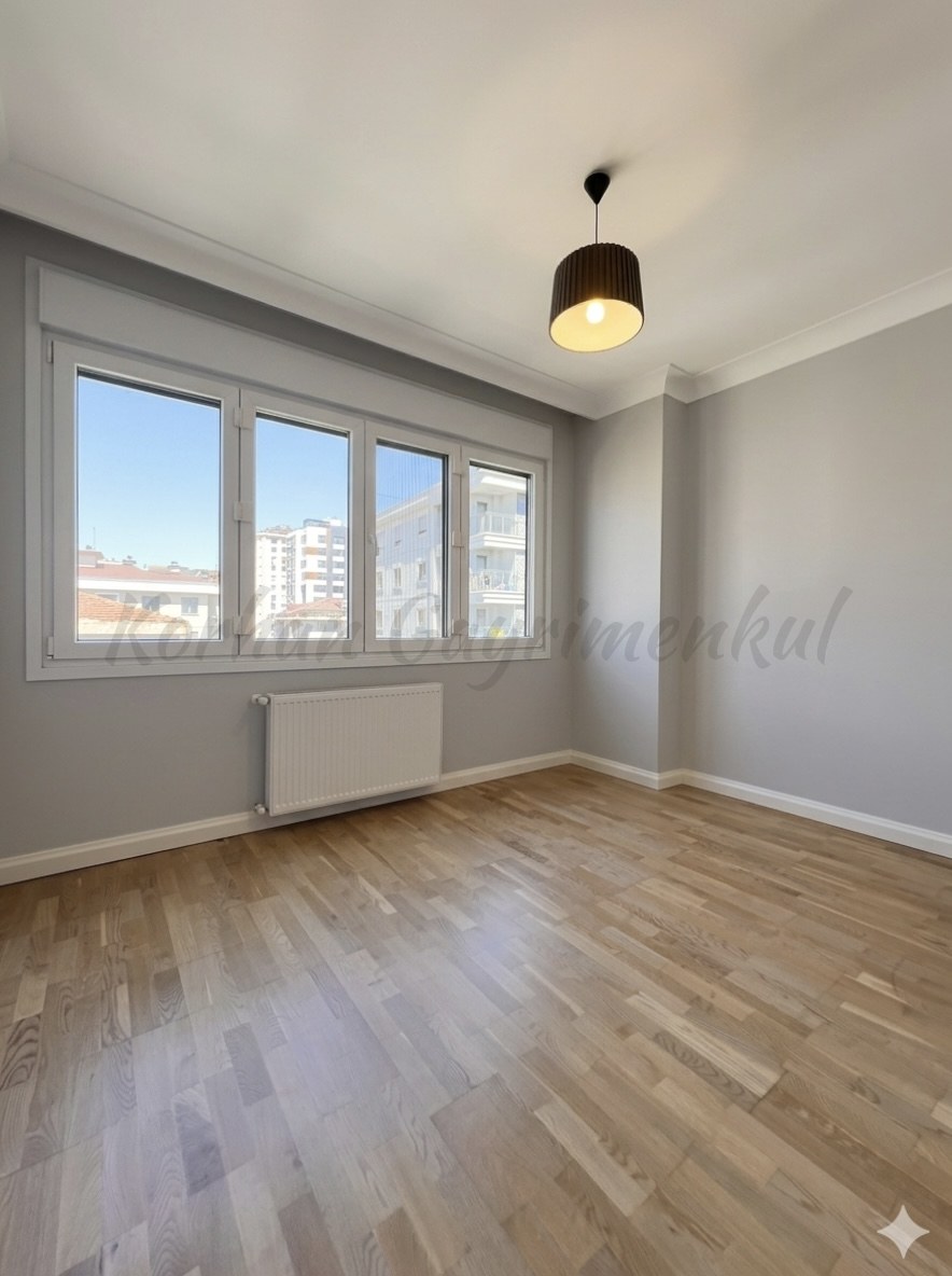 CADDEBOSTAN ÖMERPAŞA'DA BALKONLU ÖN KÖŞE 90M2 NET 3+1