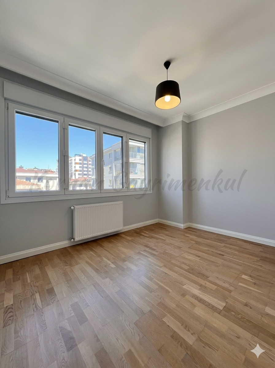 CADDEBOSTAN ÖMERPAŞA'DA BALKONLU ÖN KÖŞE 90M2 NET 3+1