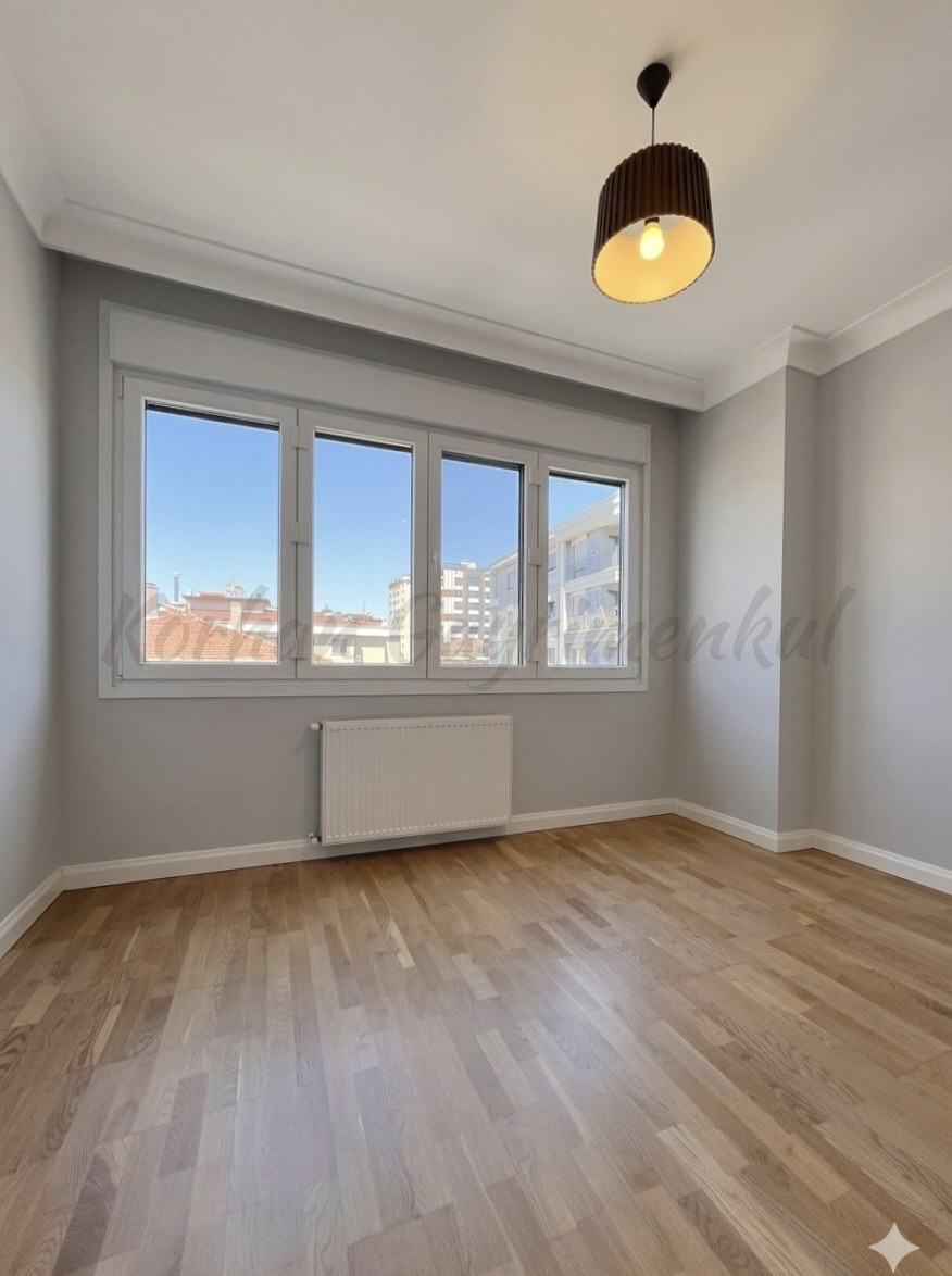 CADDEBOSTAN ÖMERPAŞA'DA BALKONLU ÖN KÖŞE 90M2 NET 3+1