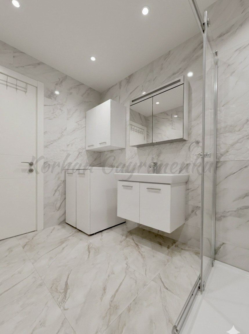CADDEBOSTAN ÖMERPAŞA'DA BALKONLU ÖN KÖŞE 90M2 NET 3+1