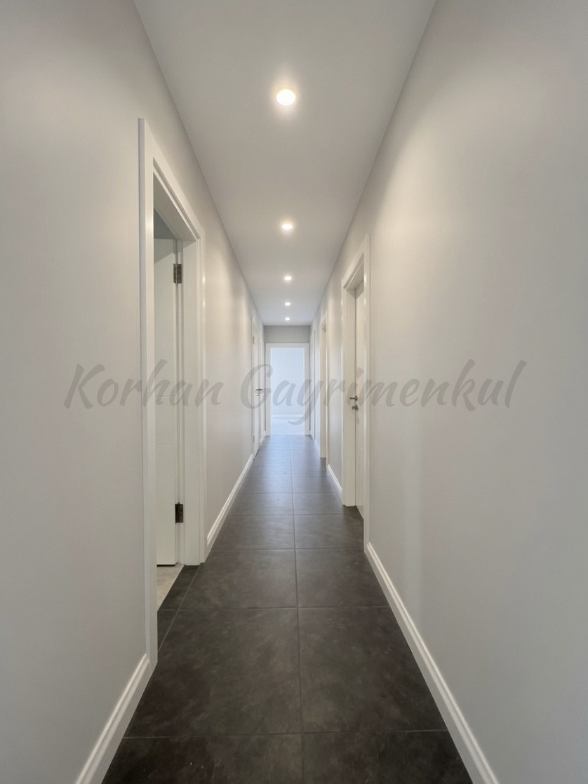 CADDEBOSTAN ÖMERPAŞA'DA BALKONLU ÖN KÖŞE 90M2 NET 3+1