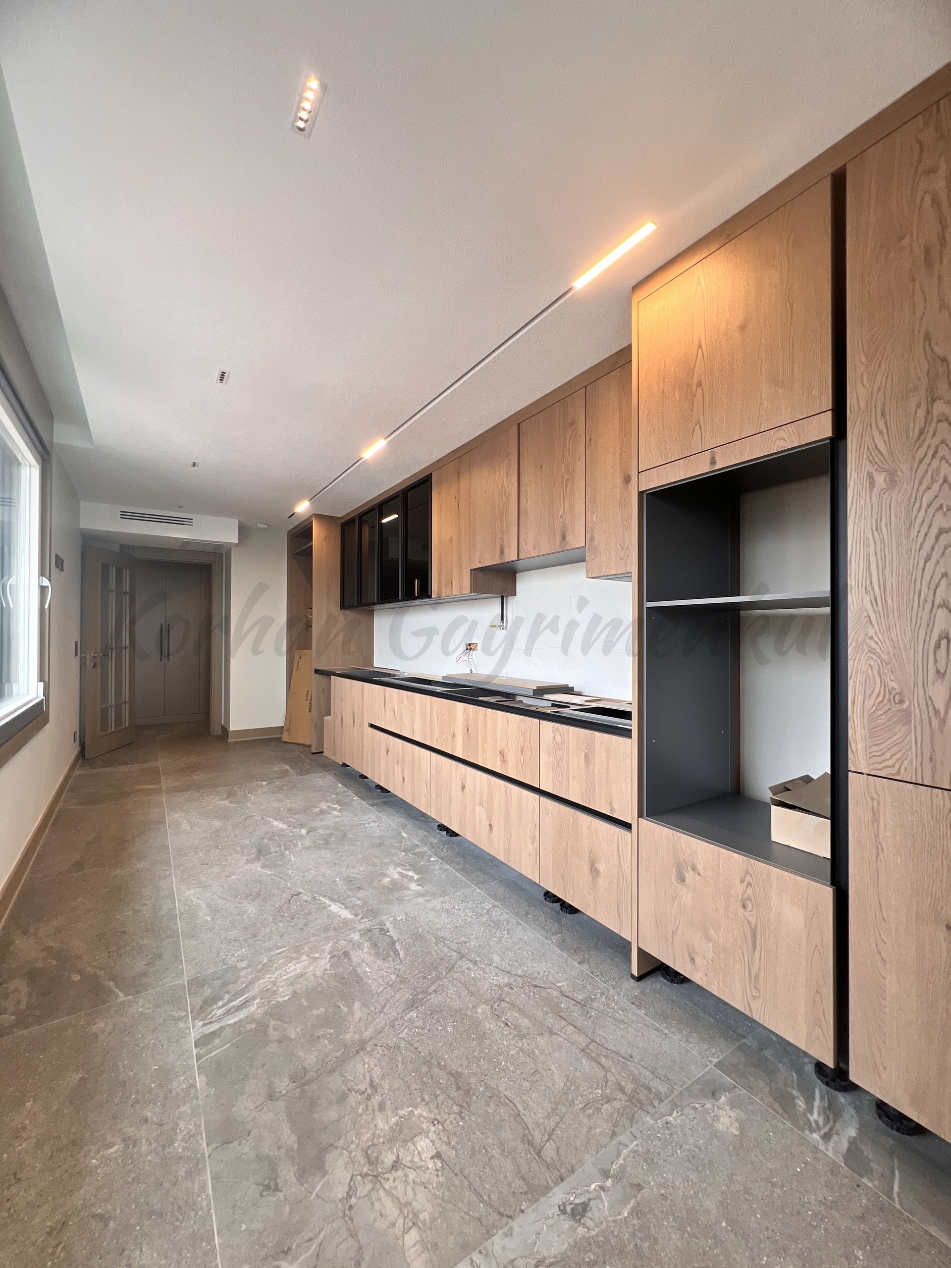 KALAMIŞ'TA KESİNTİSİZ DENİZ VE MARİNA MANZARALI 155M2 NET 4+1 SIFIR