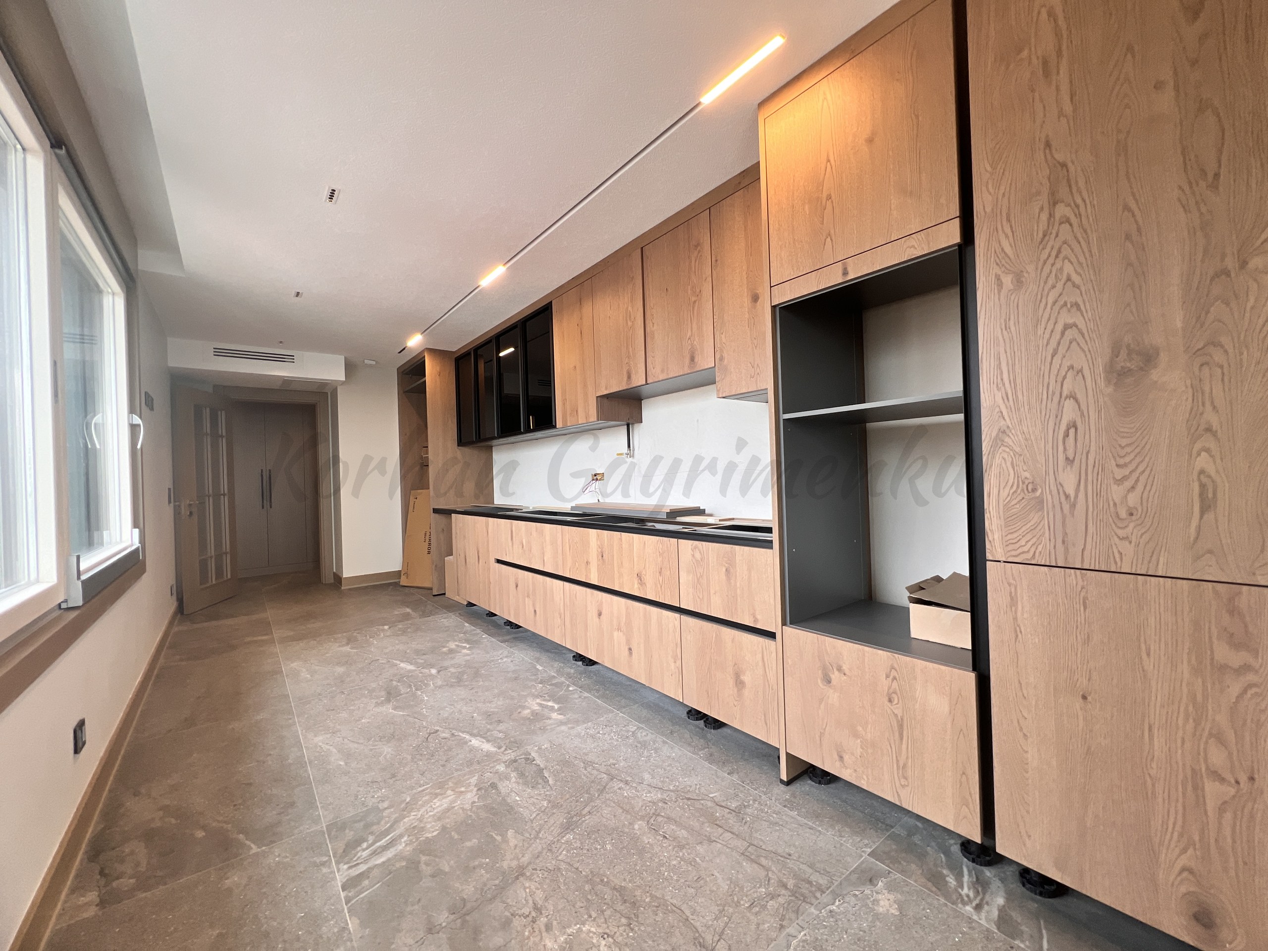 KALAMIŞ'TA KESİNTİSİZ DENİZ VE MARİNA MANZARALI 155M2 NET 4+1 SIFIR
