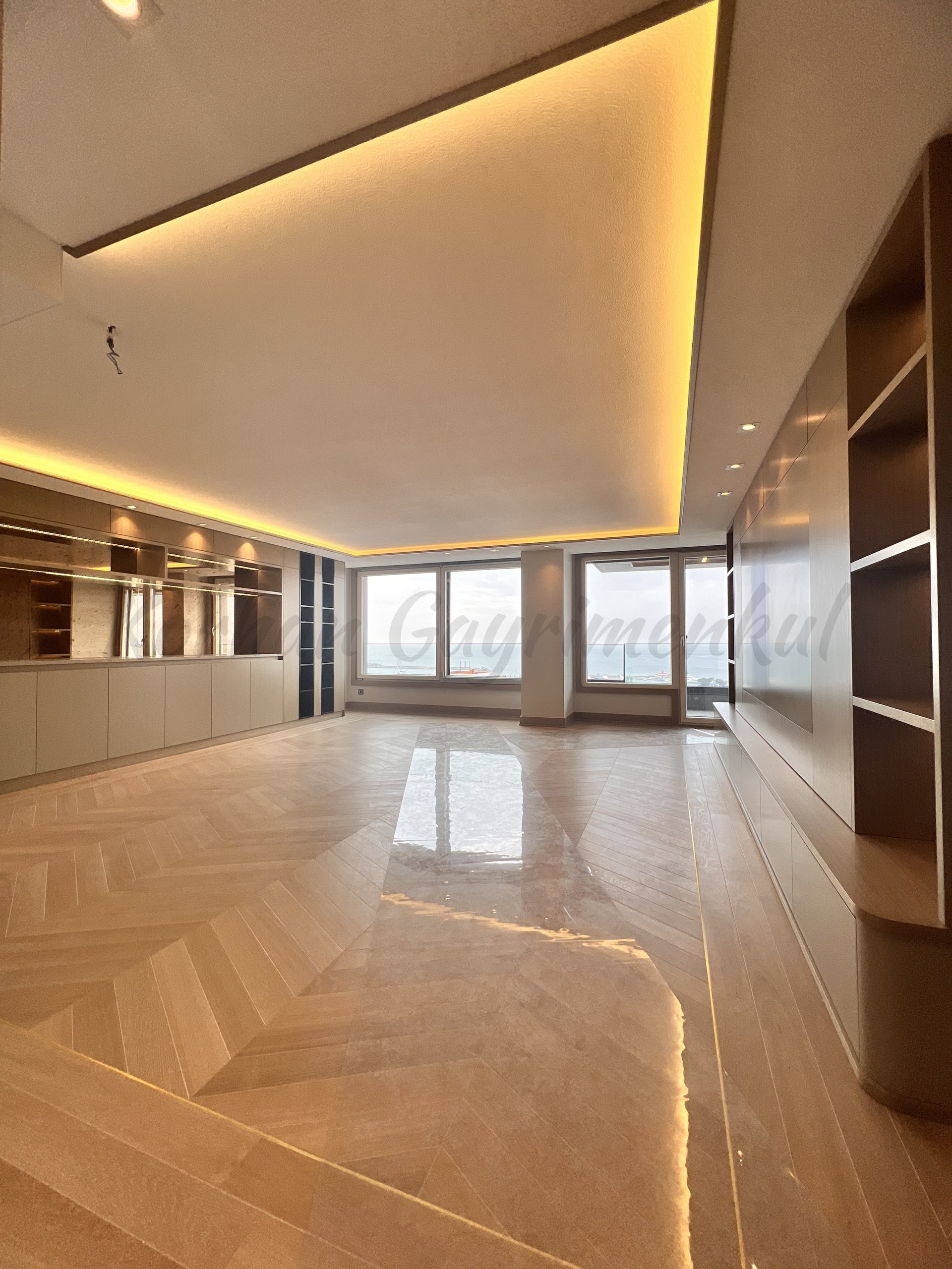 KALAMIŞ'TA KESİNTİSİZ DENİZ VE MARİNA MANZARALI 155M2 NET 4+1 SIFIR