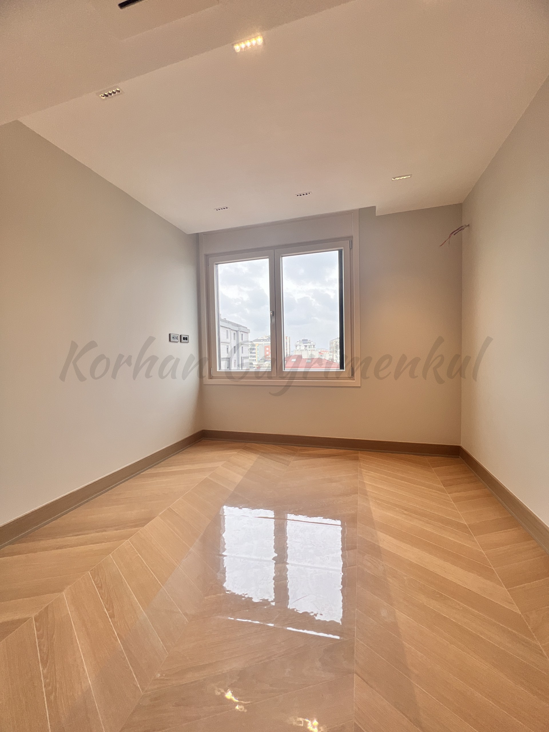 KALAMIŞ'TA KESİNTİSİZ DENİZ VE MARİNA MANZARALI 155M2 NET 4+1 SIFIR