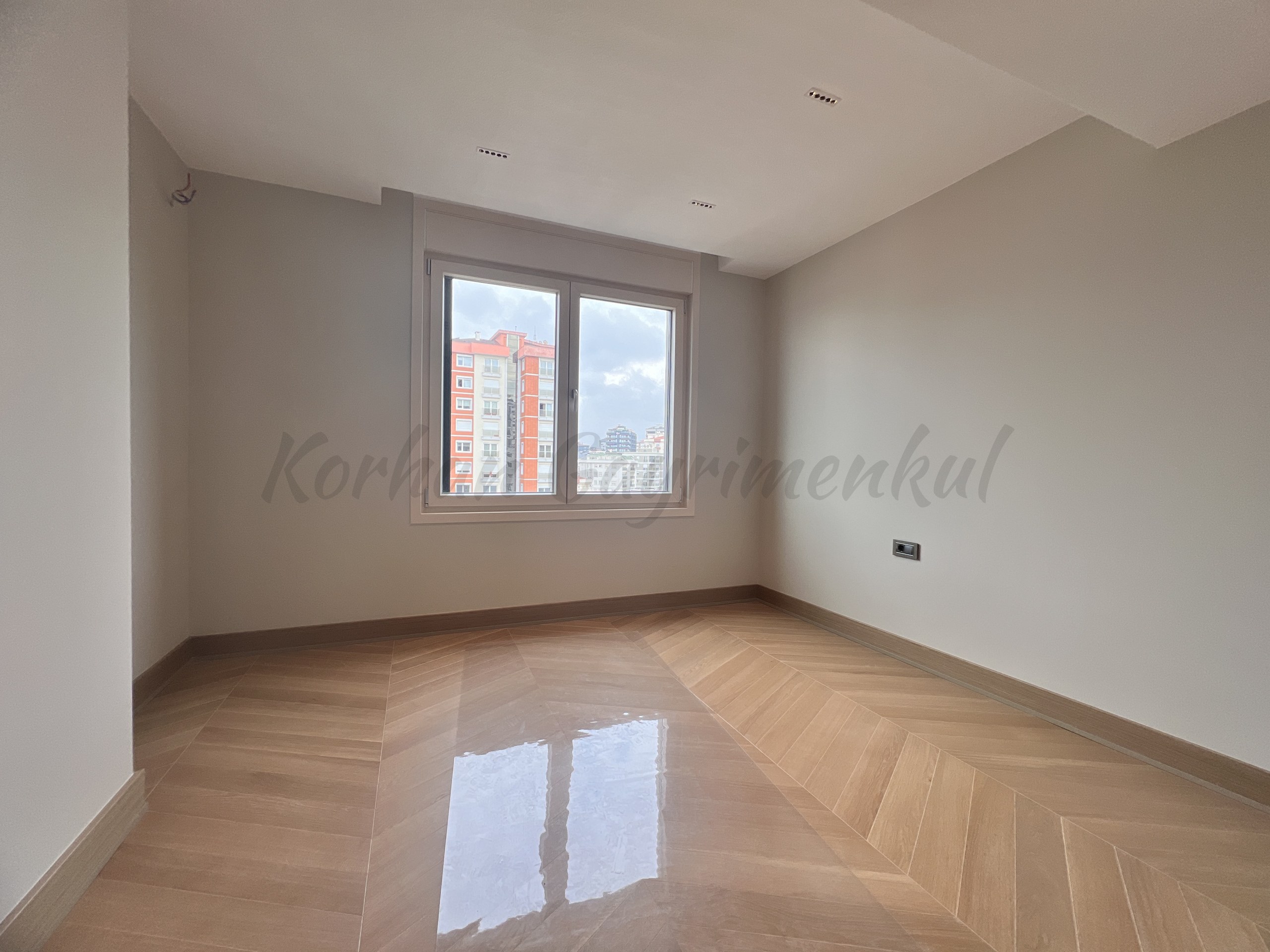 KALAMIŞ'TA KESİNTİSİZ DENİZ VE MARİNA MANZARALI 155M2 NET 4+1 SIFIR