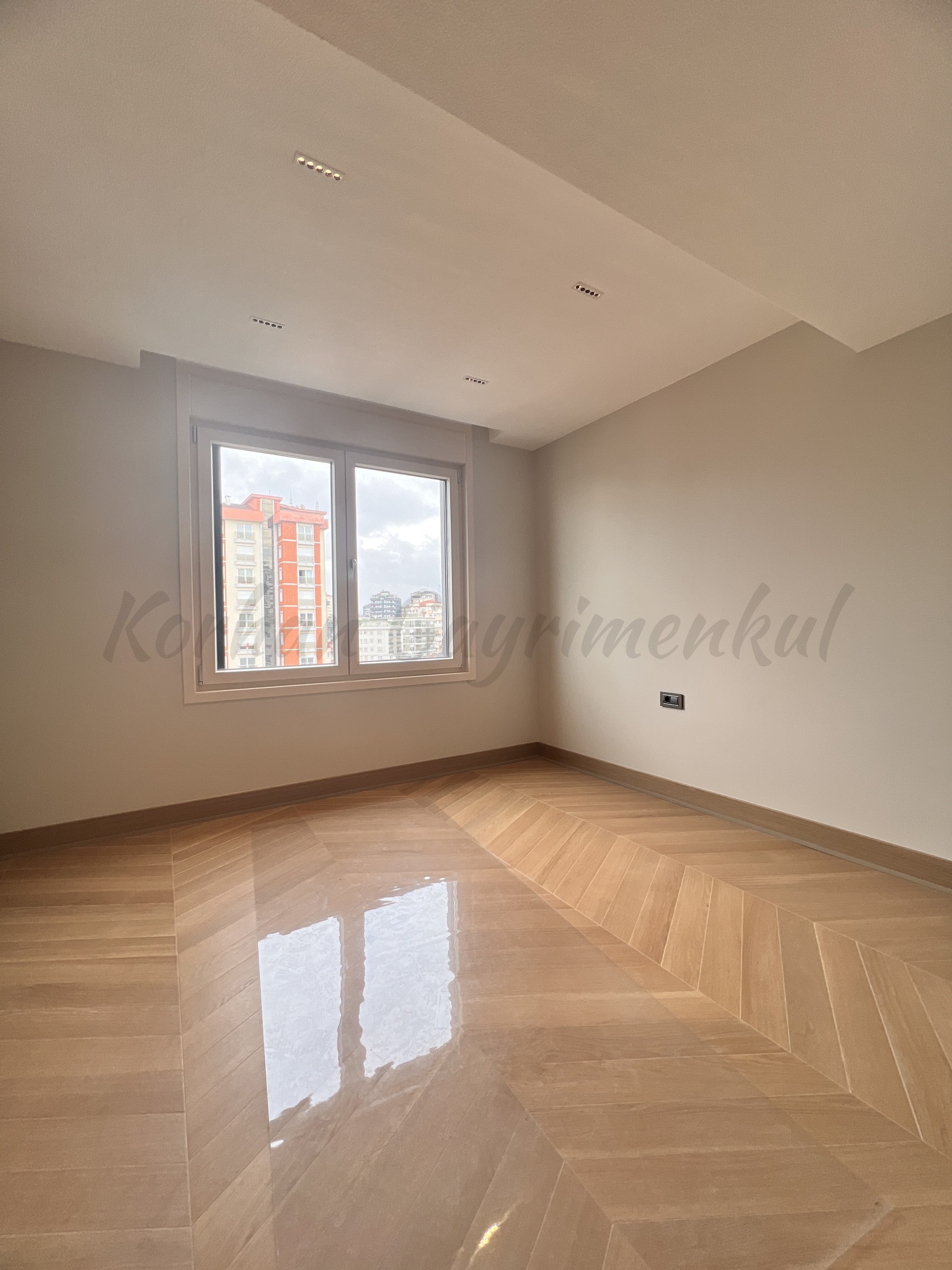 KALAMIŞ'TA KESİNTİSİZ DENİZ VE MARİNA MANZARALI 155M2 NET 4+1 SIFIR
