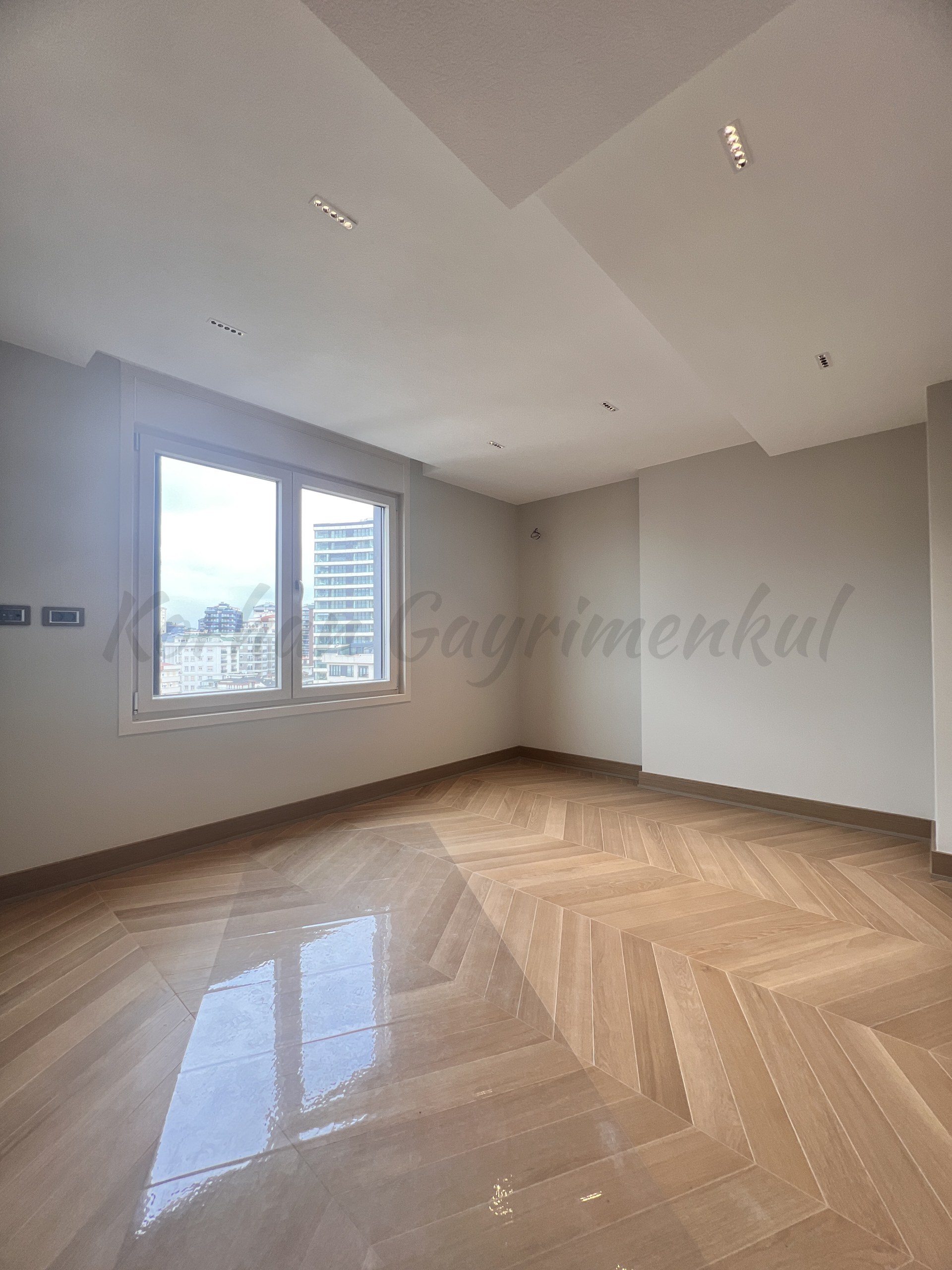 KALAMIŞ'TA KESİNTİSİZ DENİZ VE MARİNA MANZARALI 155M2 NET 4+1 SIFIR