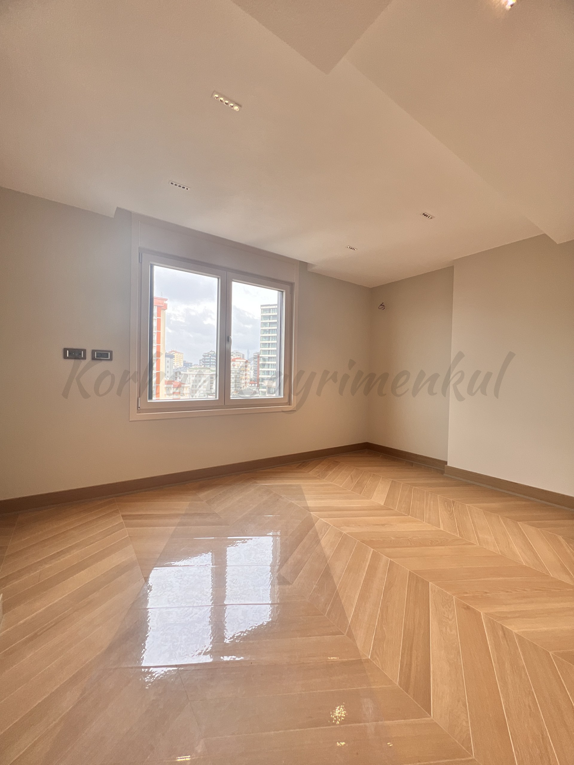KALAMIŞ'TA KESİNTİSİZ DENİZ VE MARİNA MANZARALI 155M2 NET 4+1 SIFIR