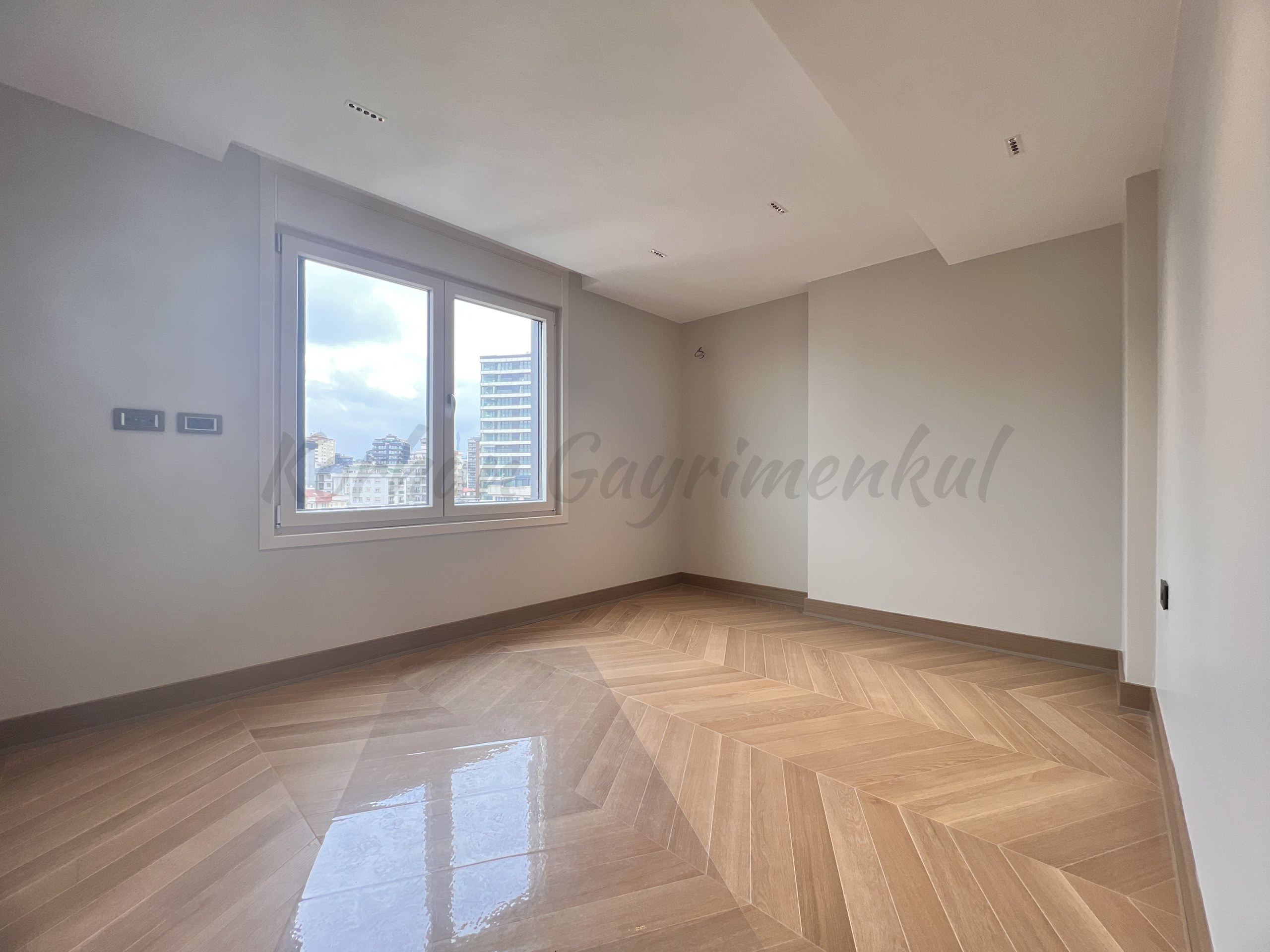 KALAMIŞ'TA KESİNTİSİZ DENİZ VE MARİNA MANZARALI 155M2 NET 4+1 SIFIR
