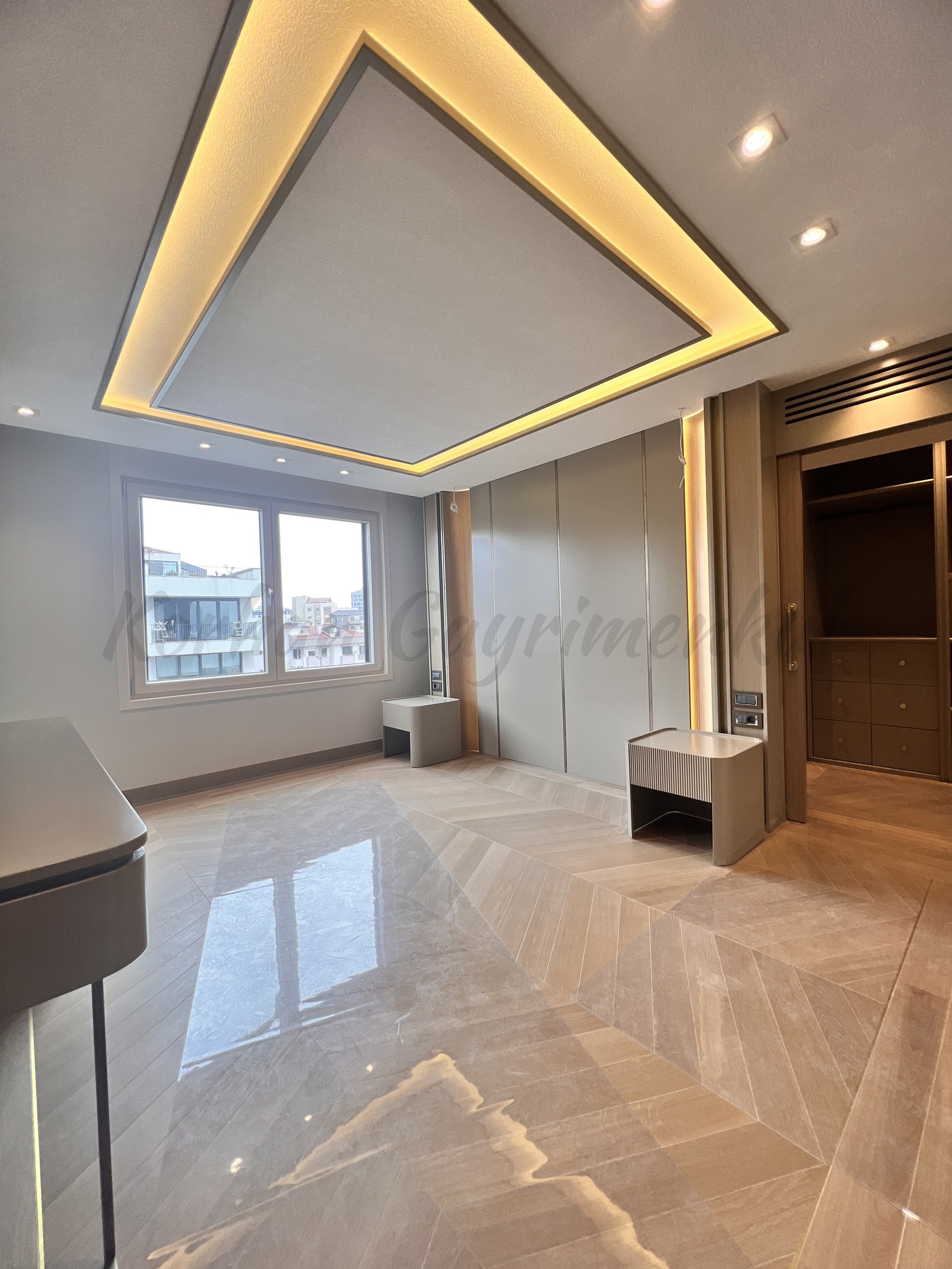 KALAMIŞ'TA KESİNTİSİZ DENİZ VE MARİNA MANZARALI 155M2 NET 4+1 SIFIR