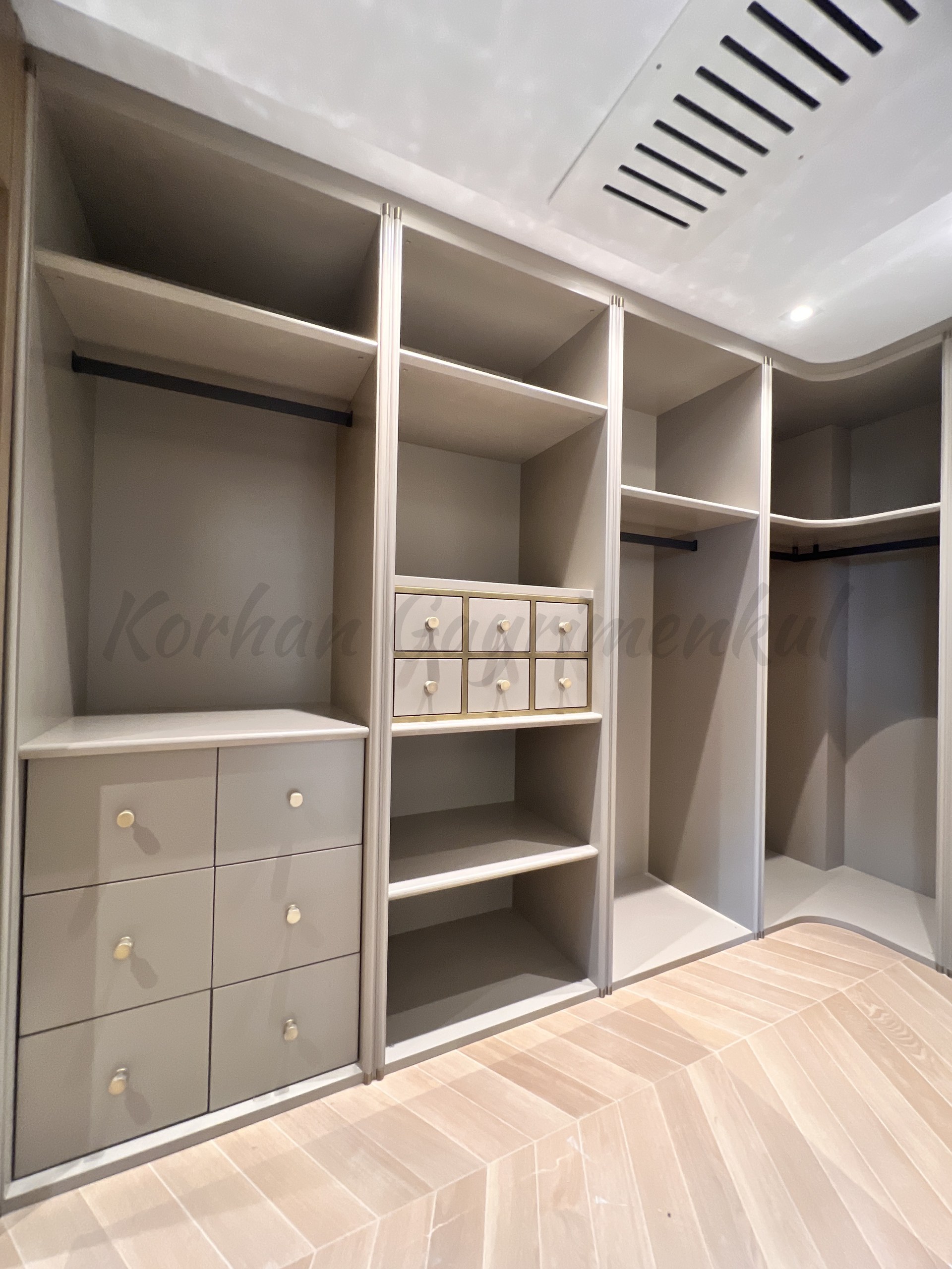 KALAMIŞ'TA KESİNTİSİZ DENİZ VE MARİNA MANZARALI 155M2 NET 4+1 SIFIR